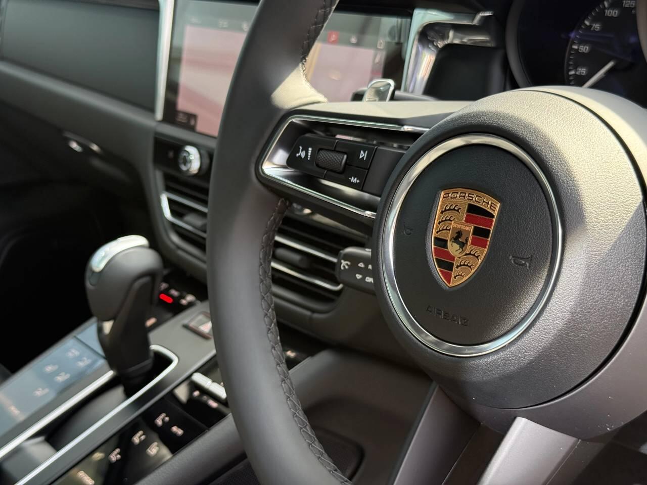 Porsche Macan view 25