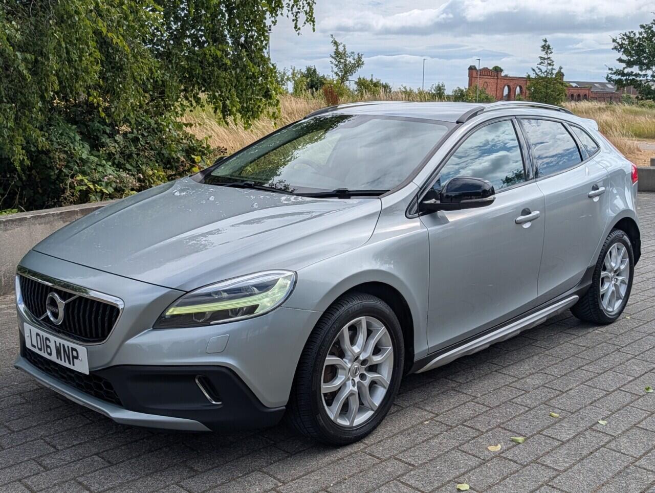 Volvo V40 Cross Country view 42