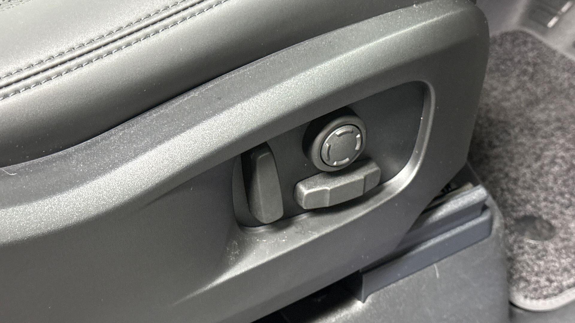 Land Rover Defender view 27