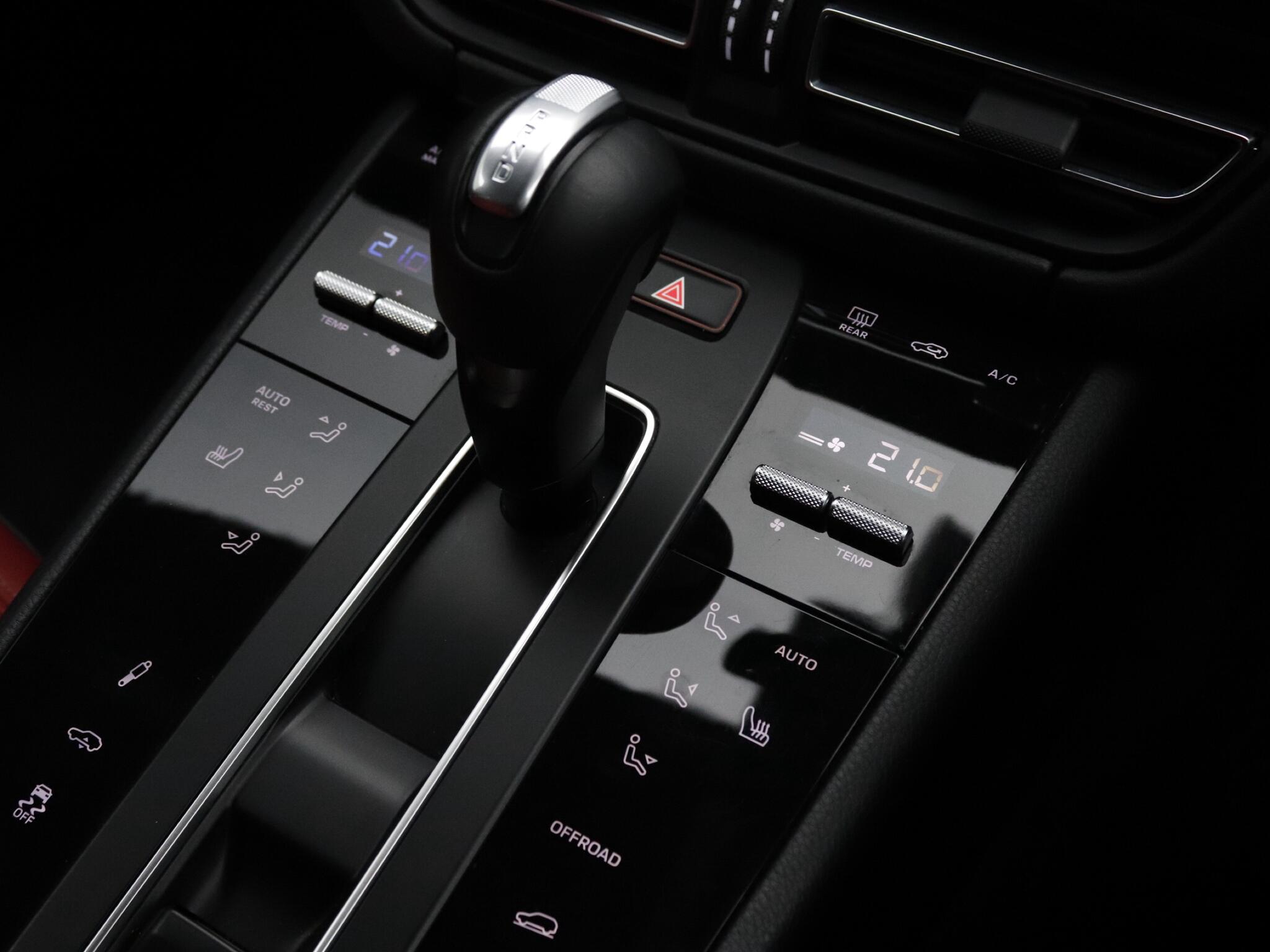 Porsche Macan view 12