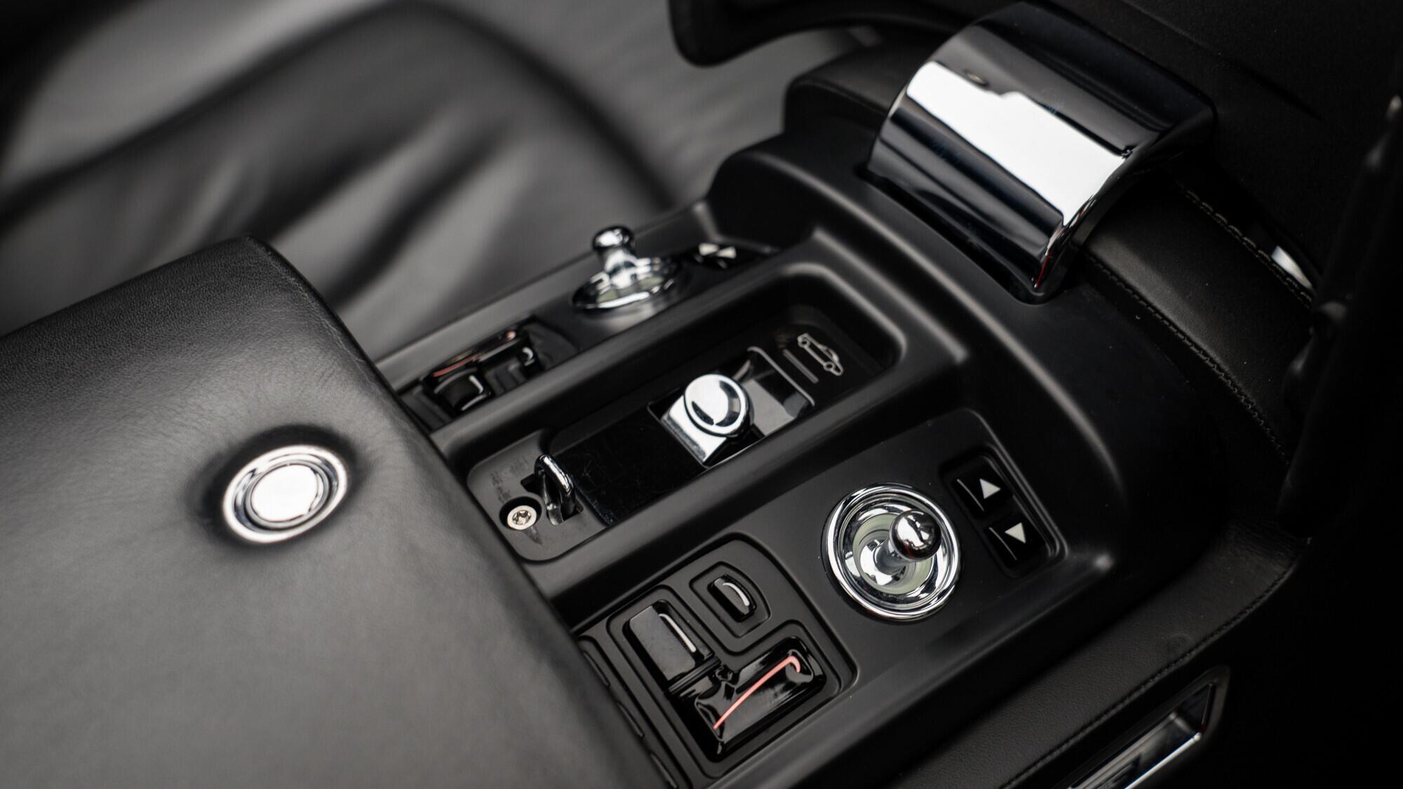 Rolls-Royce Phantom view 11