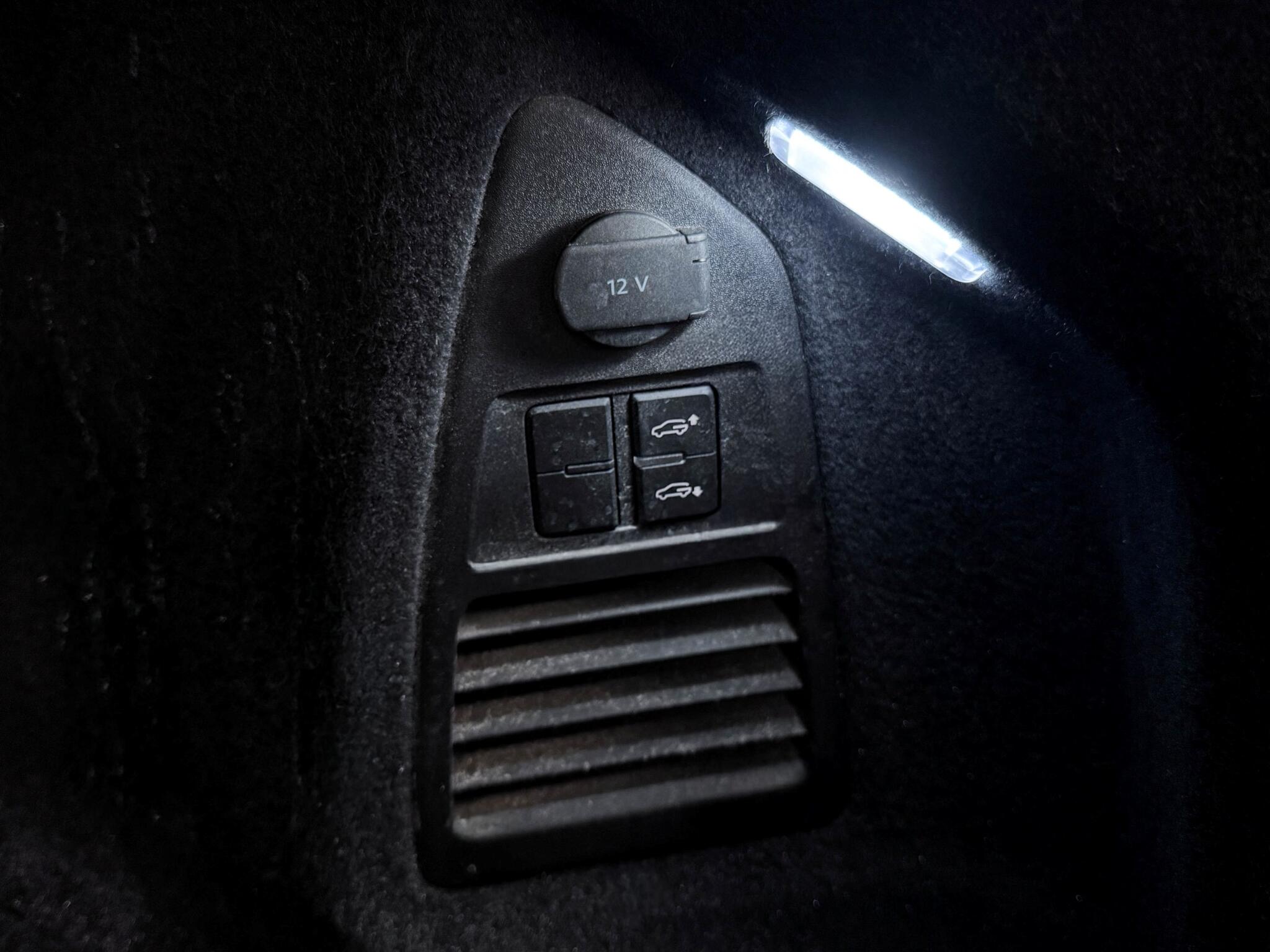 Volkswagen Touareg view 9
