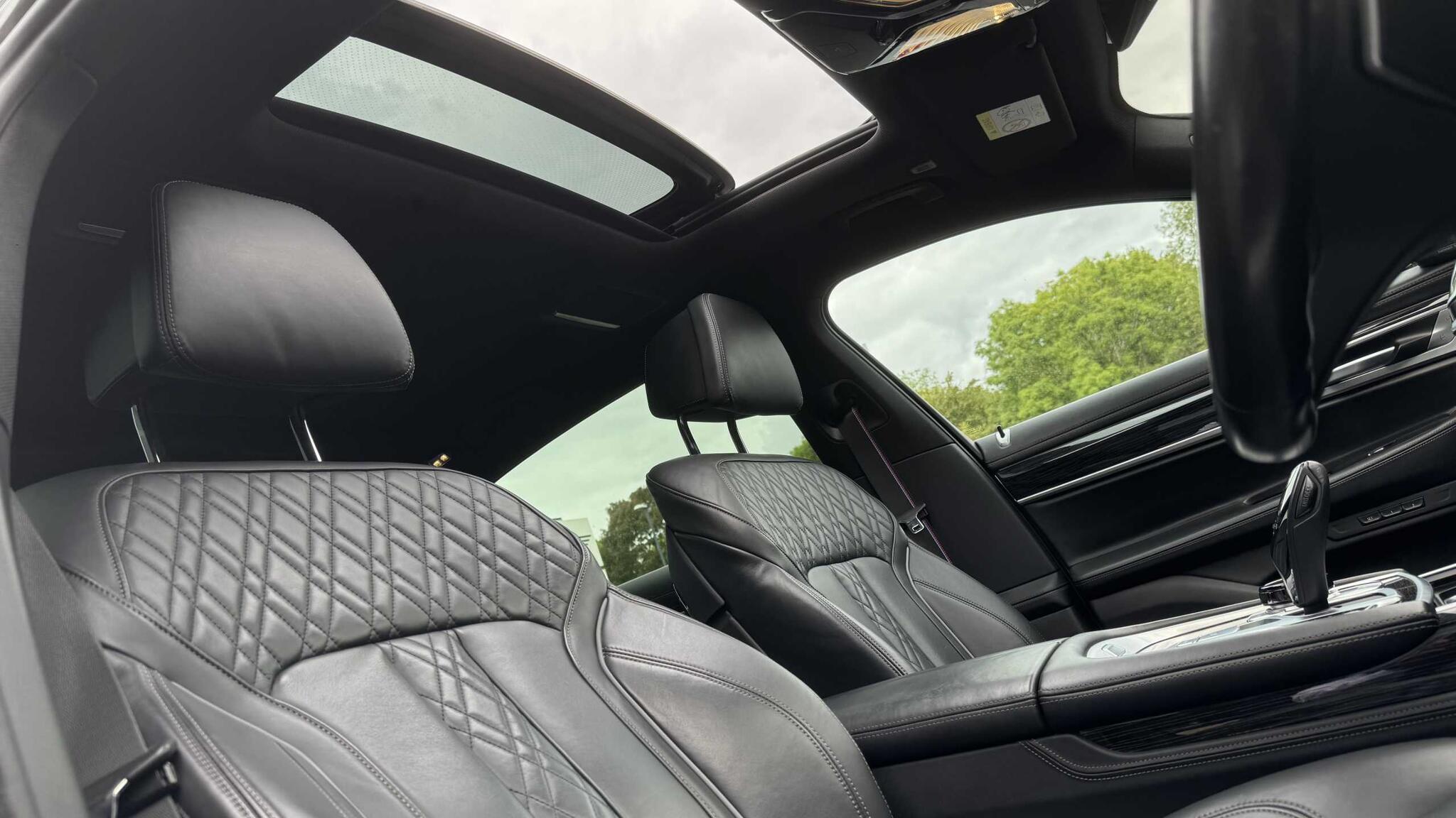 BMW 7 Series view 19