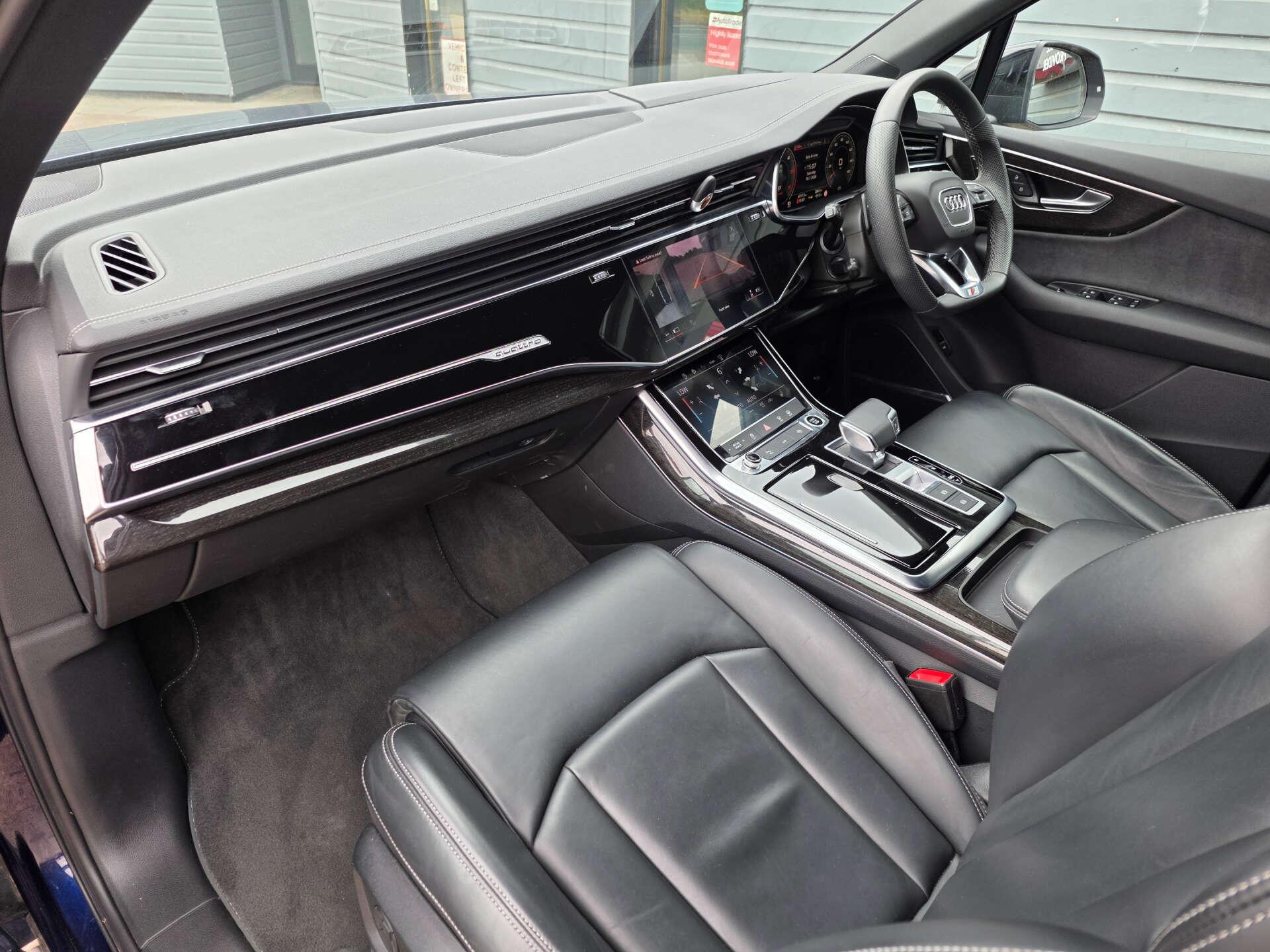 Audi Q7 view 28