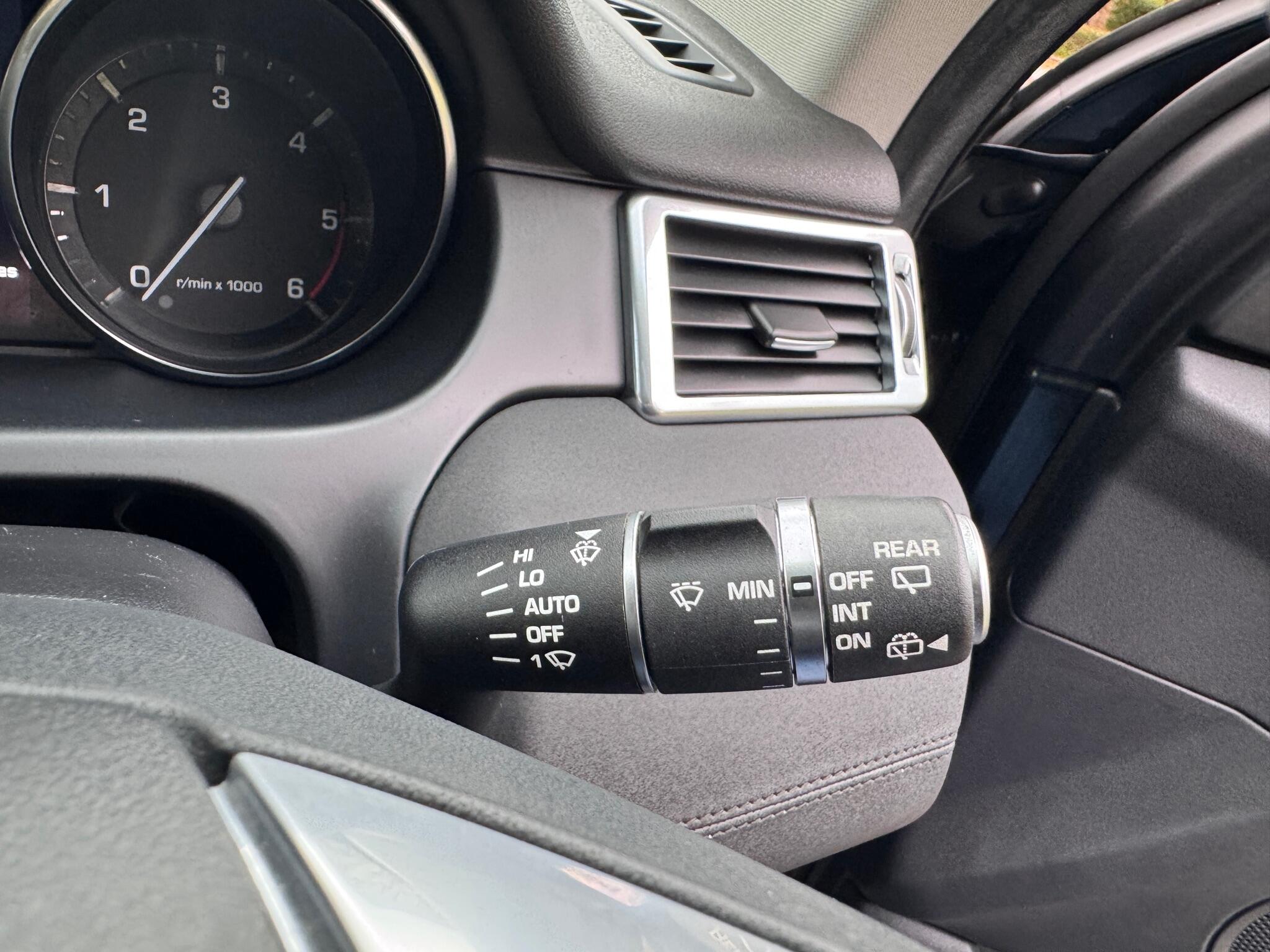 2016 Land Rover Discovery Sport 2.0 TD4 SE Tech 4WD Euro 6 (s/s) 5dr (5 Seat) • 100,000 miles image 18