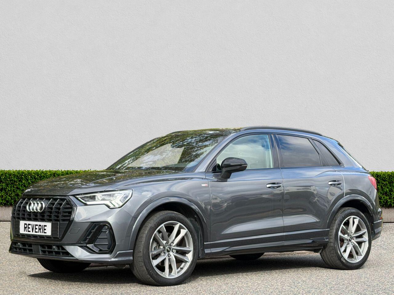 Audi Q3 view 3