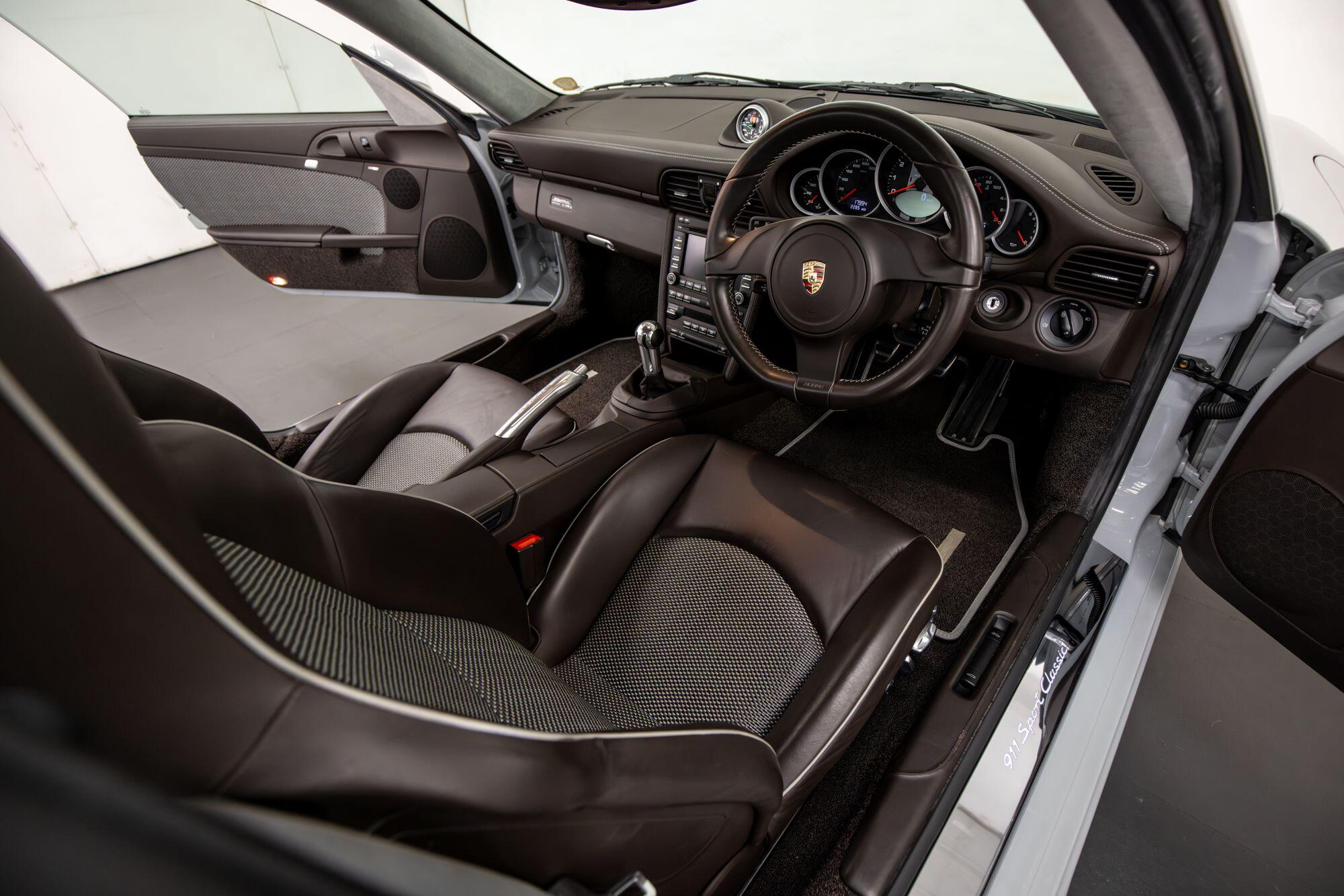 Porsche 911 view 30