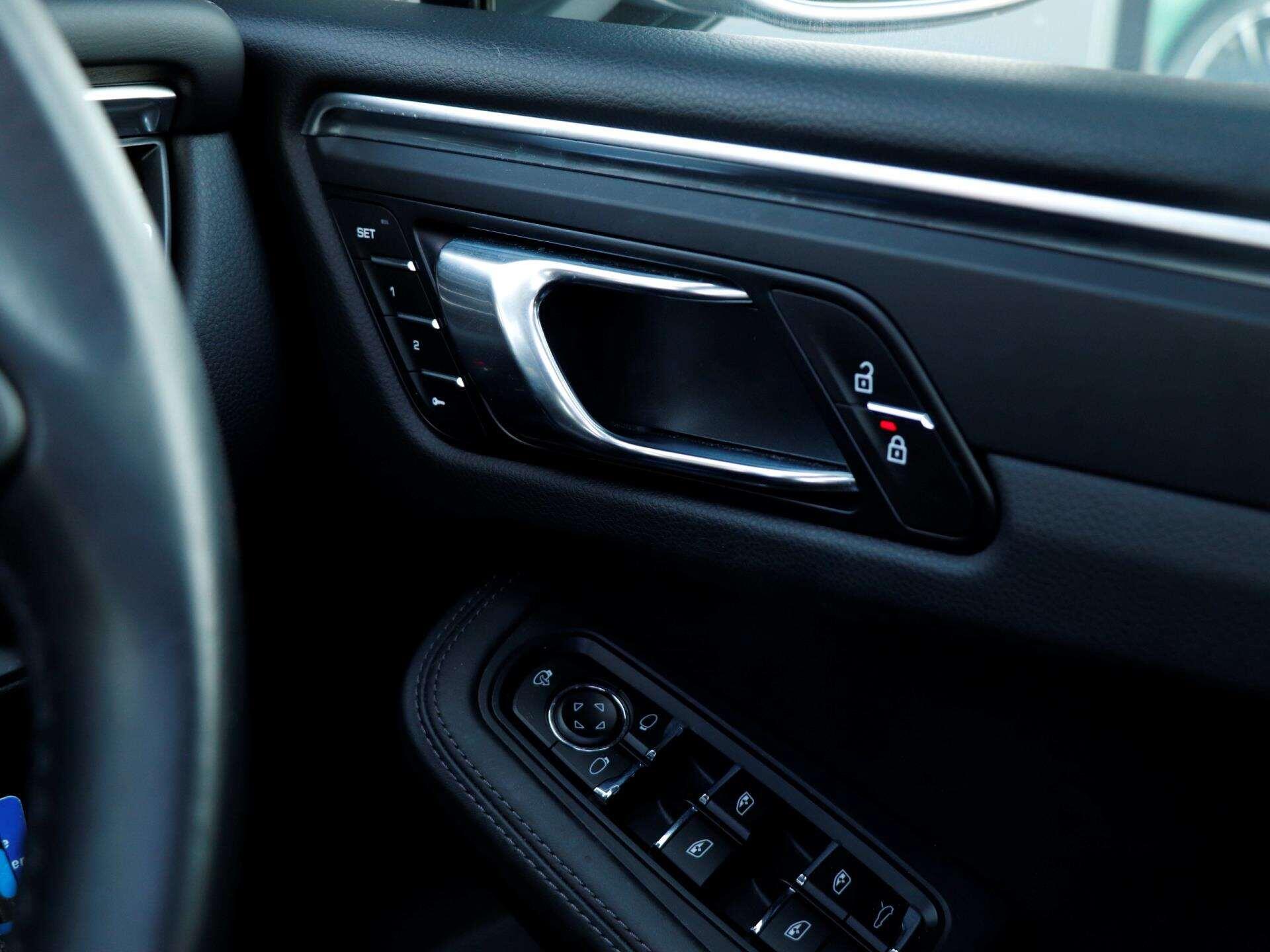 Porsche Macan view 28