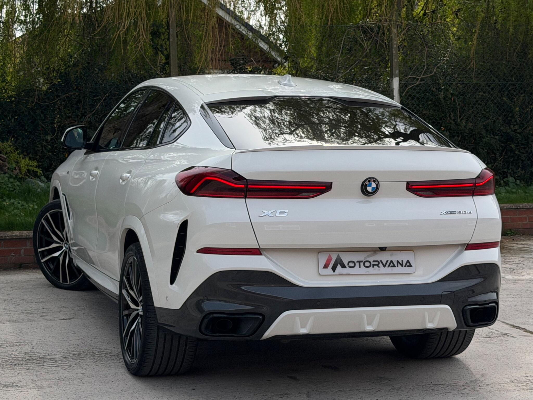 BMW X6 view 4