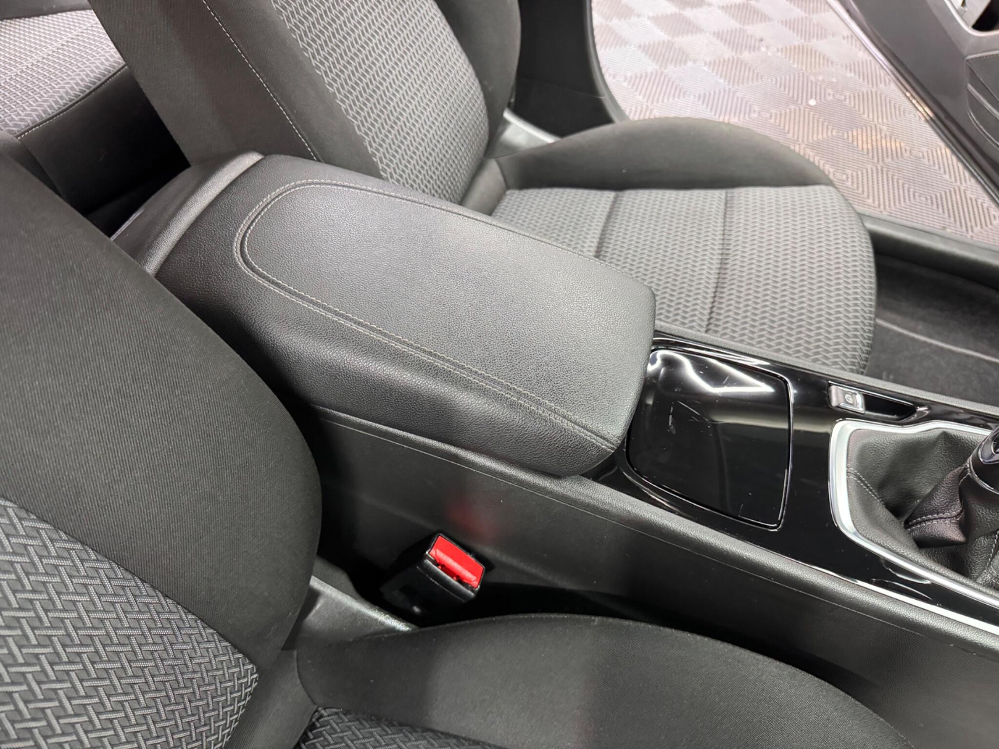 Vauxhall Insignia view 34