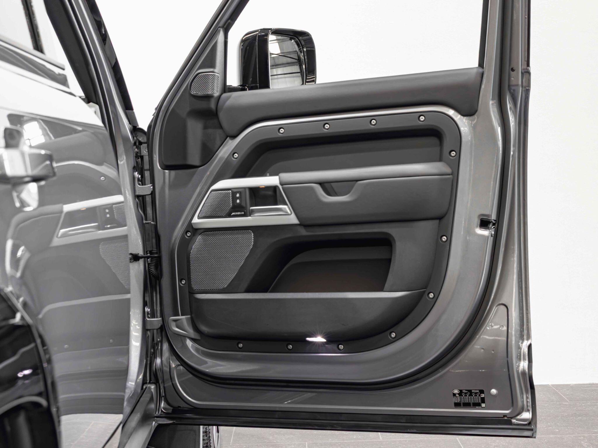 Land Rover Defender 110 view 27
