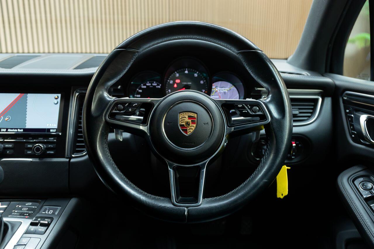 Porsche Macan view 21