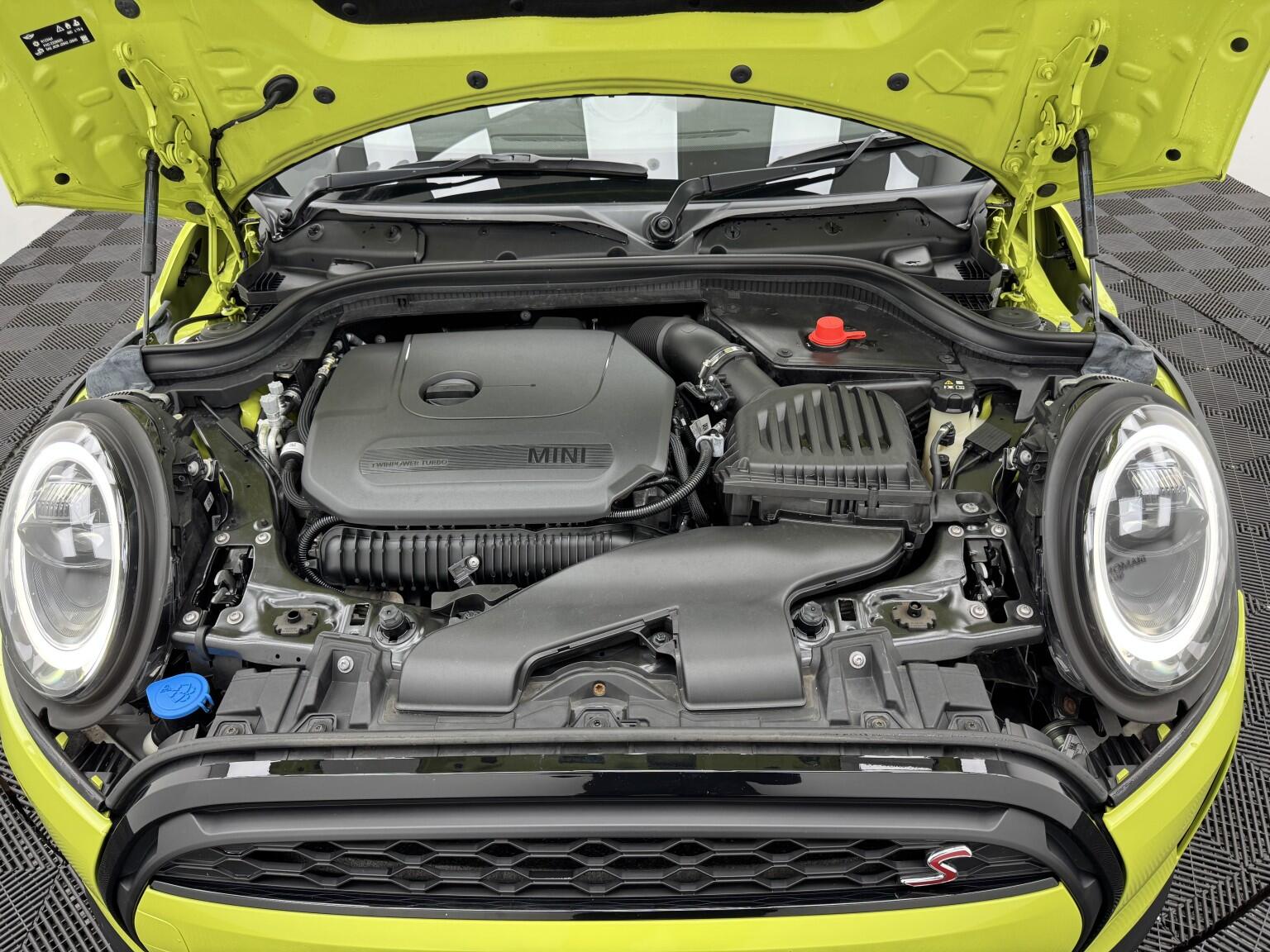 Mini Convertible view 48