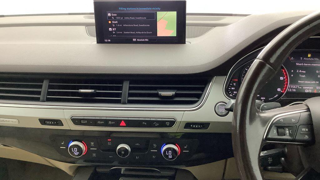 Audi Q7 view 11