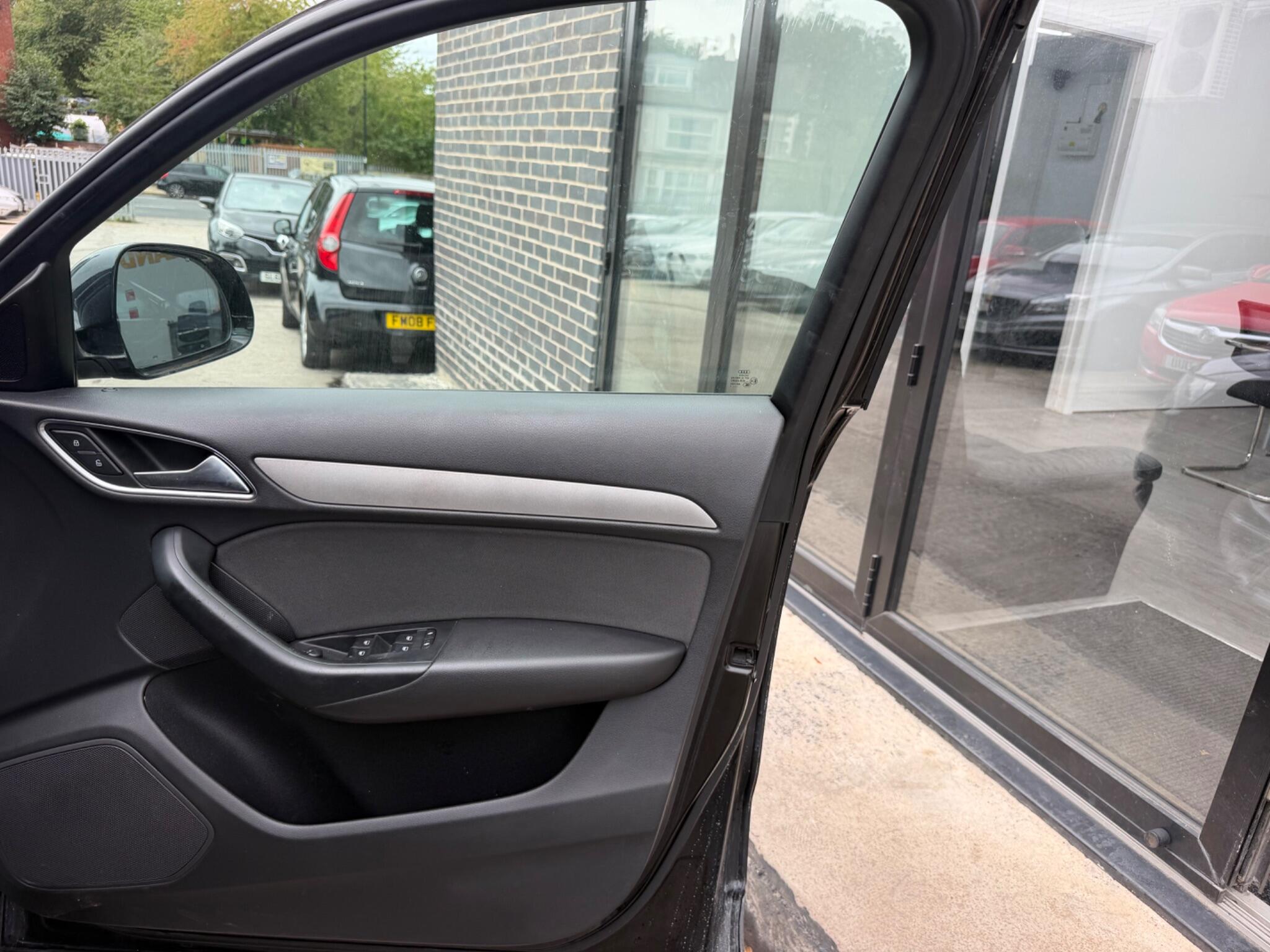Audi Q3 view 9