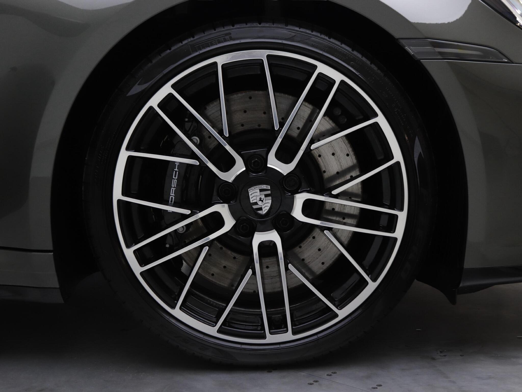 Porsche 911 view 8