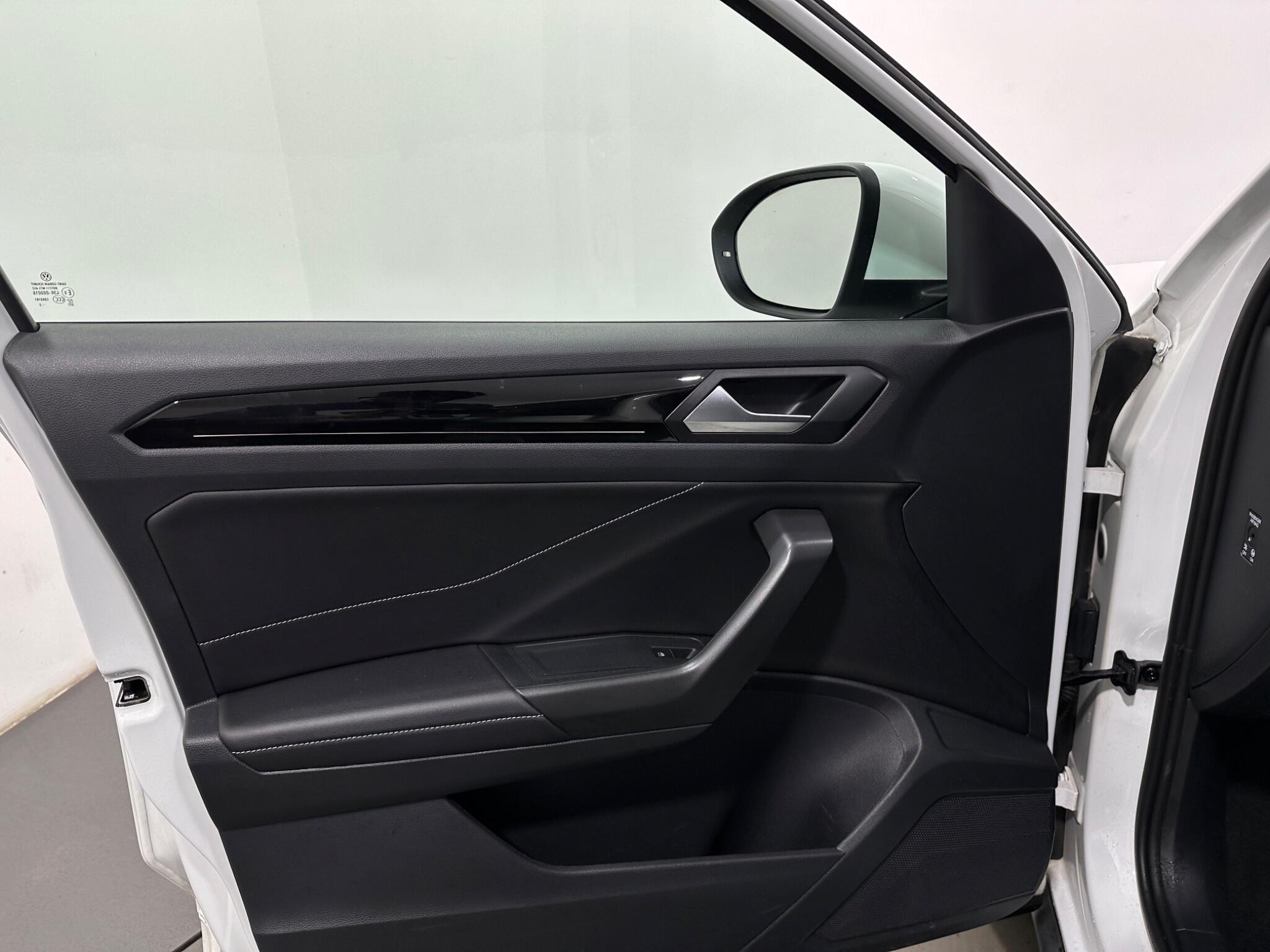 Volkswagen T-Roc view 37