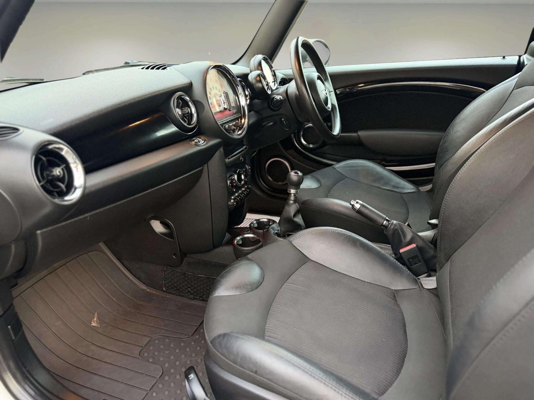 Mini Convertible view 48