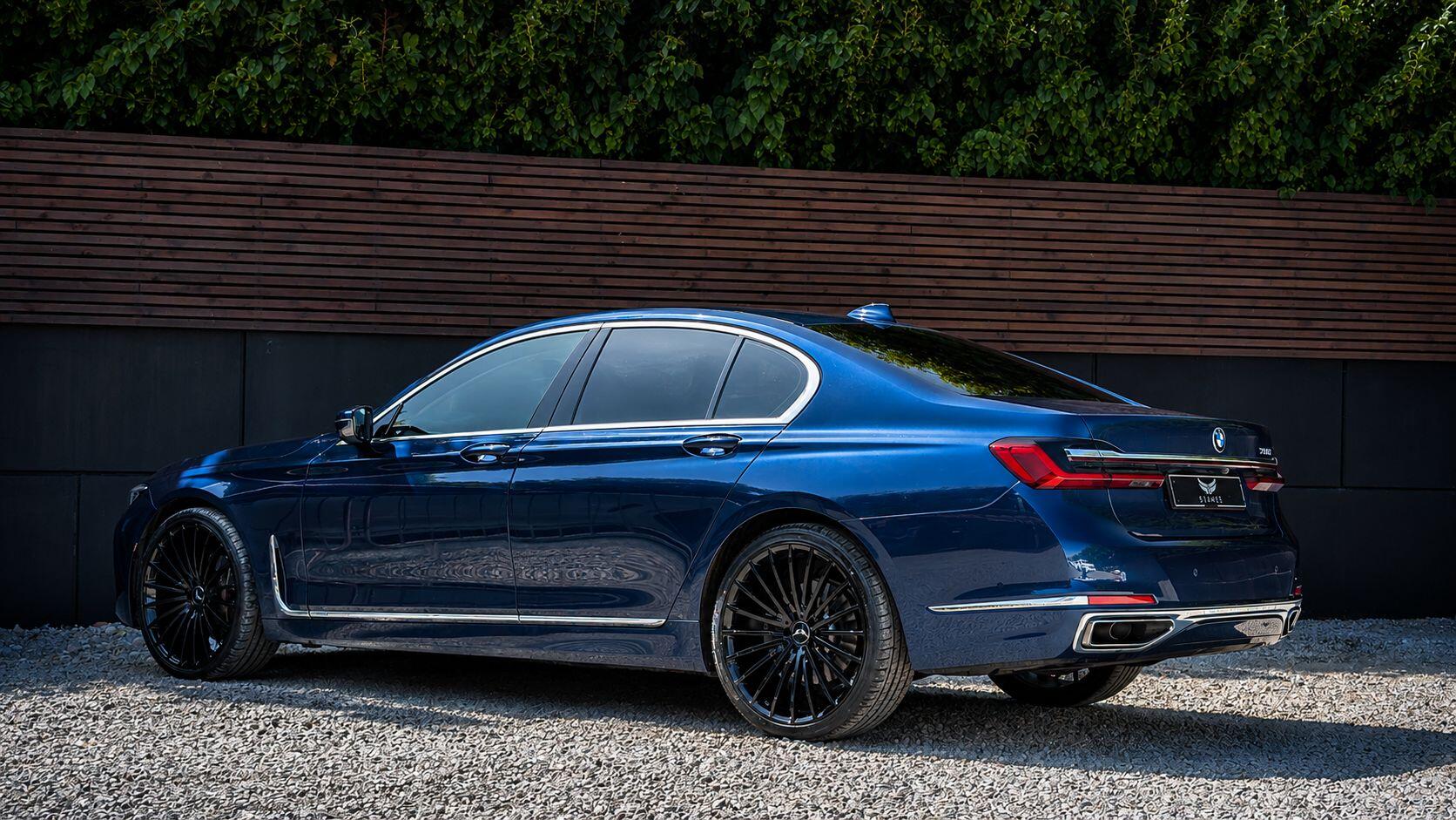 BMW 7 Series view 9