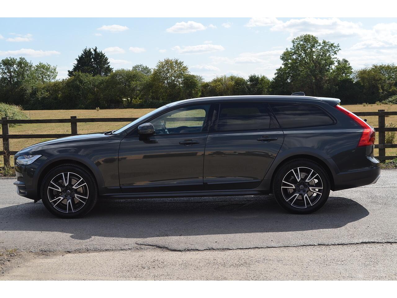 Volvo V90 Cross Country view 6