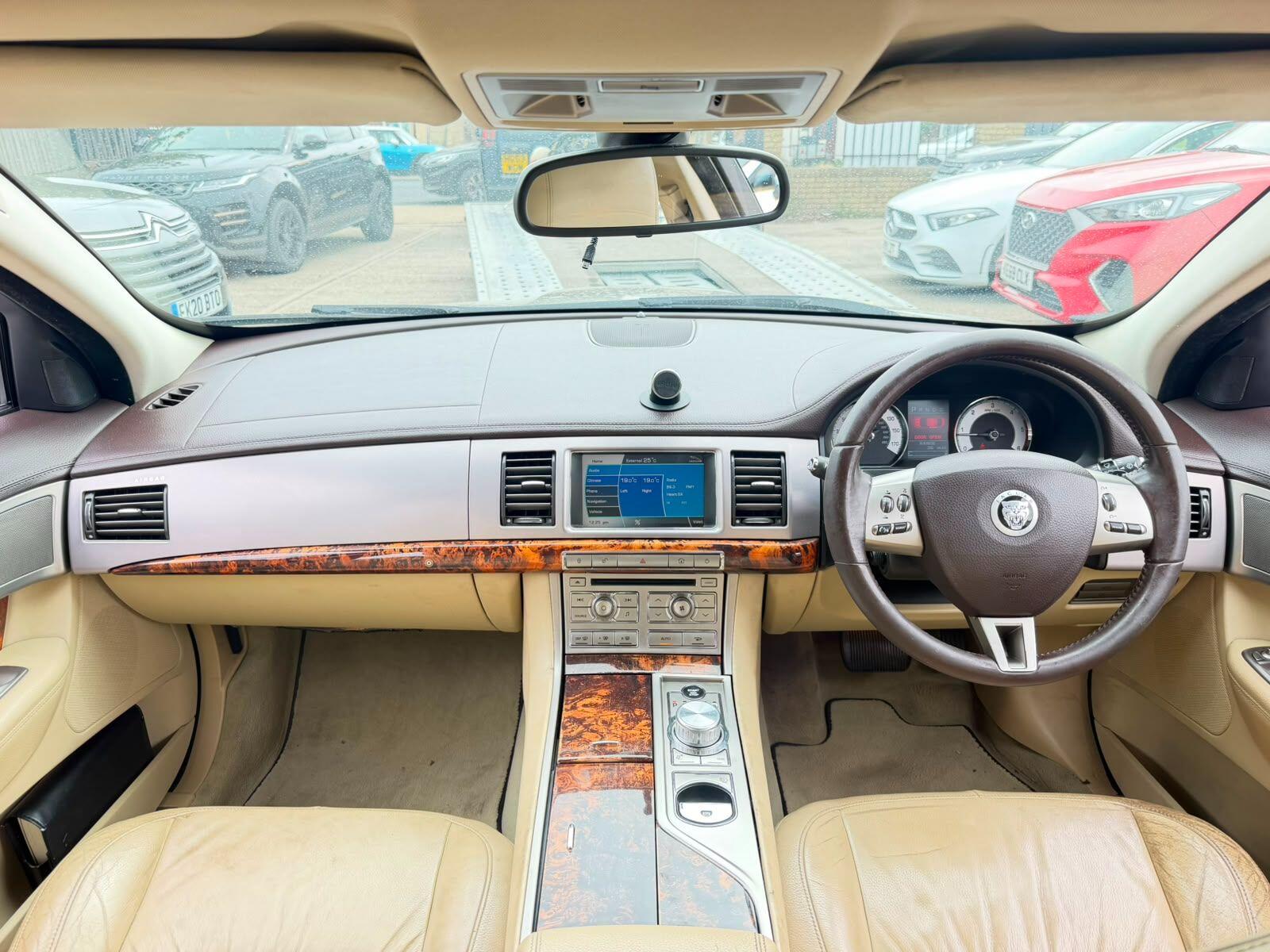 Jaguar XF view 19