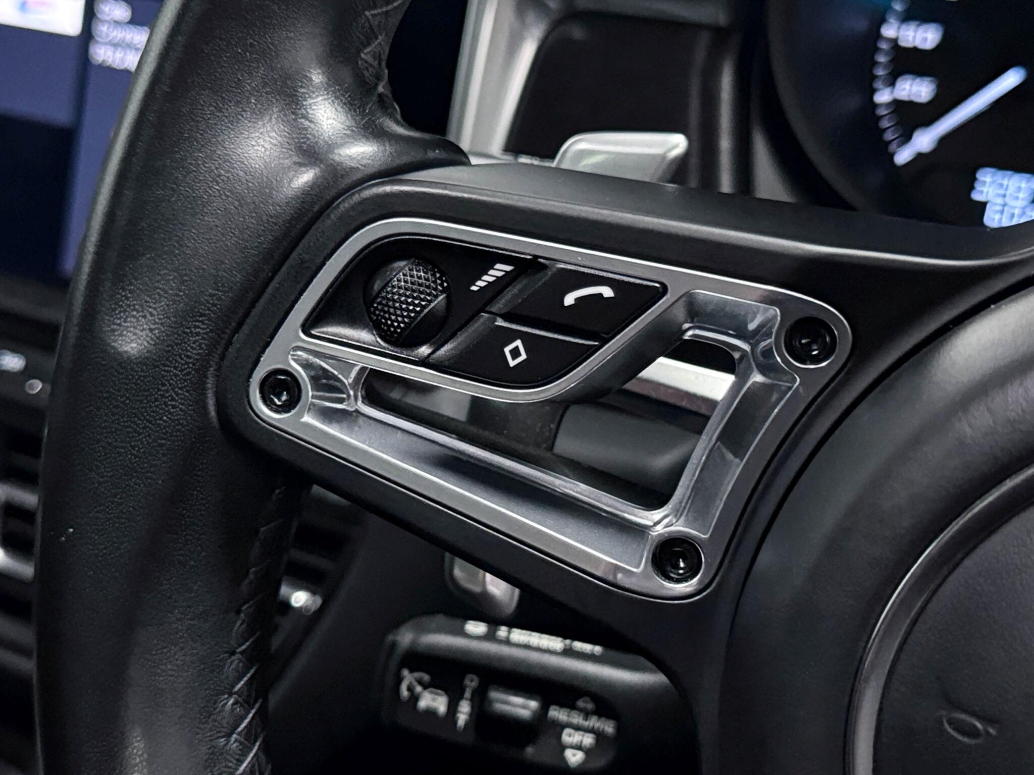 Porsche Macan view 38