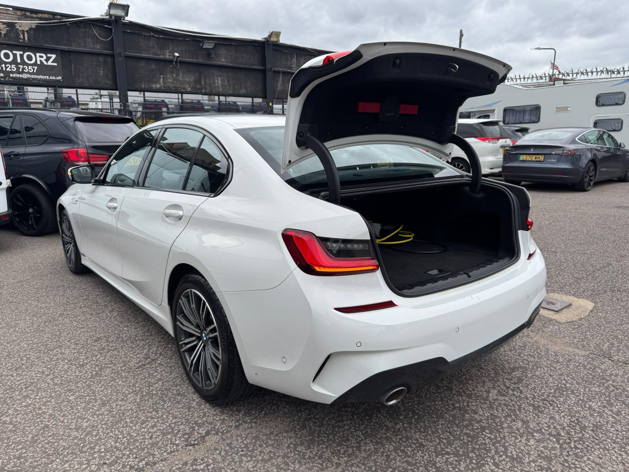 BMW 3 Series view 21