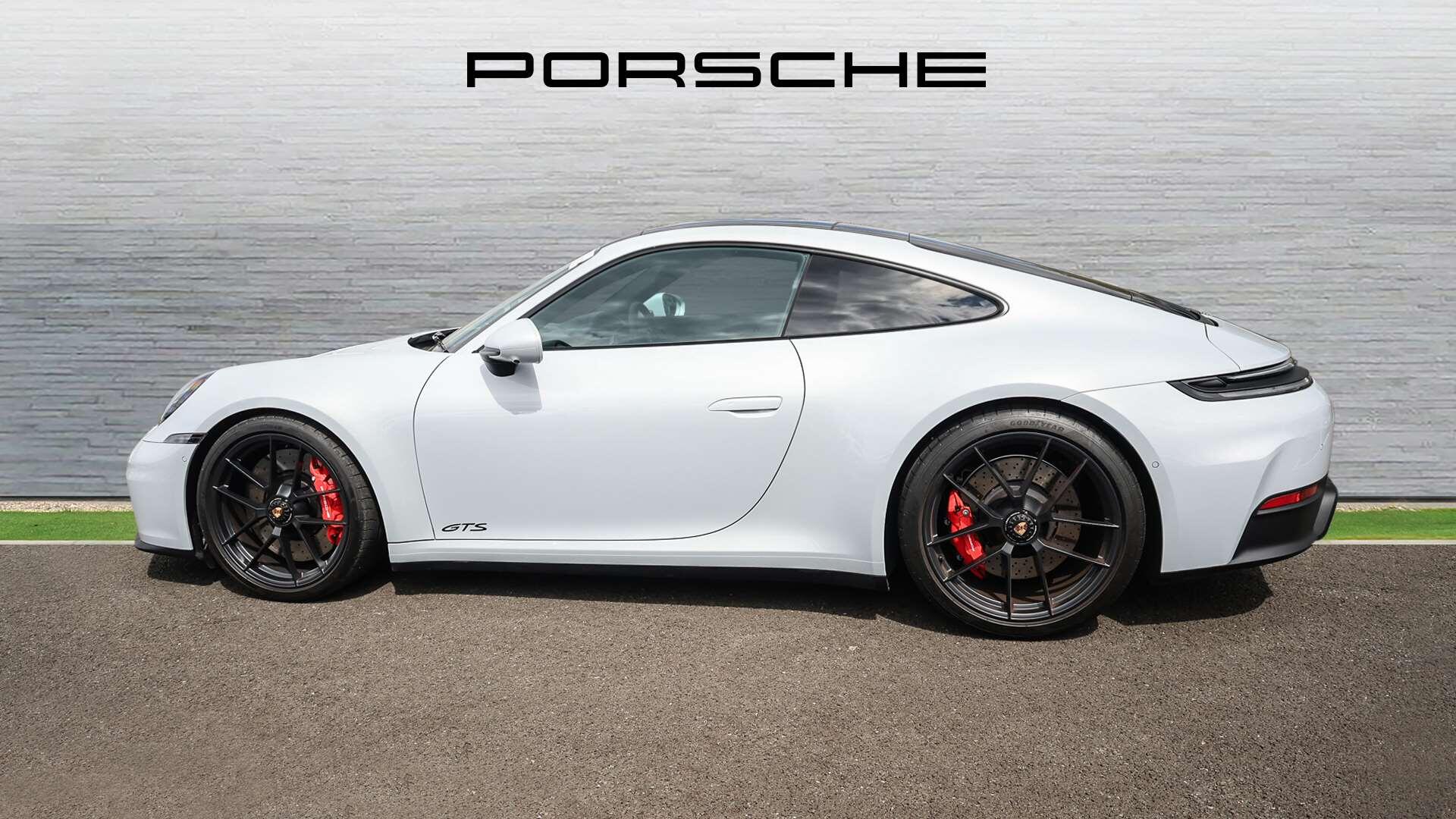 Porsche 911 view 8