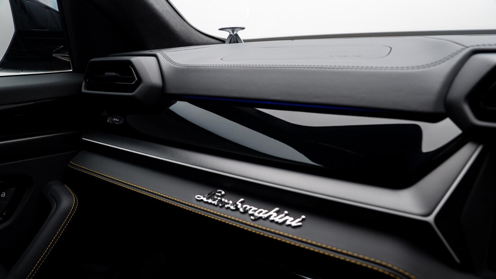 Lamborghini Urus view 46
