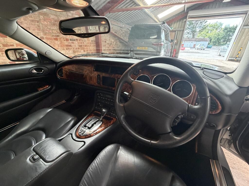 Jaguar XK8 view 13