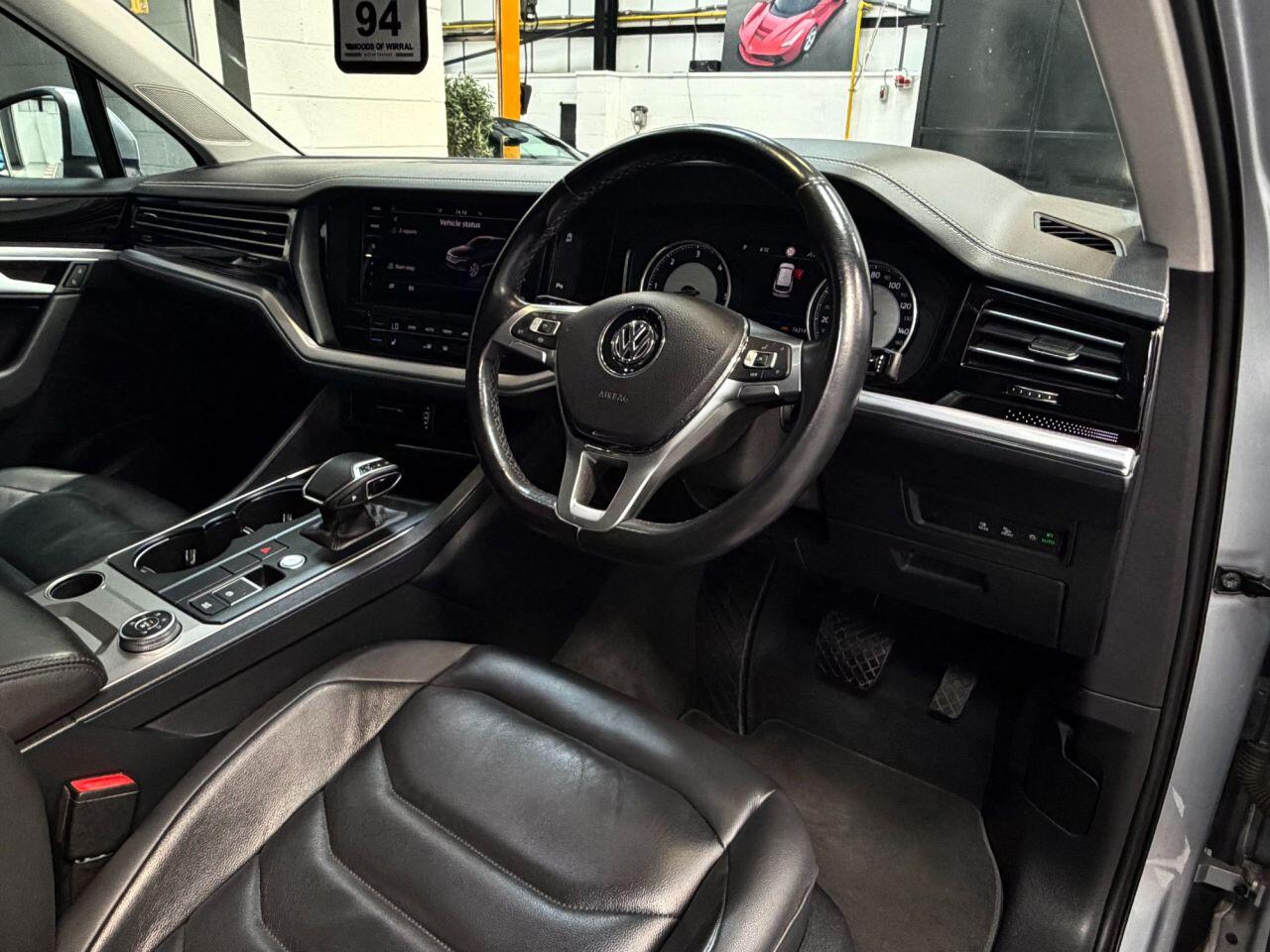 Volkswagen Touareg view 14