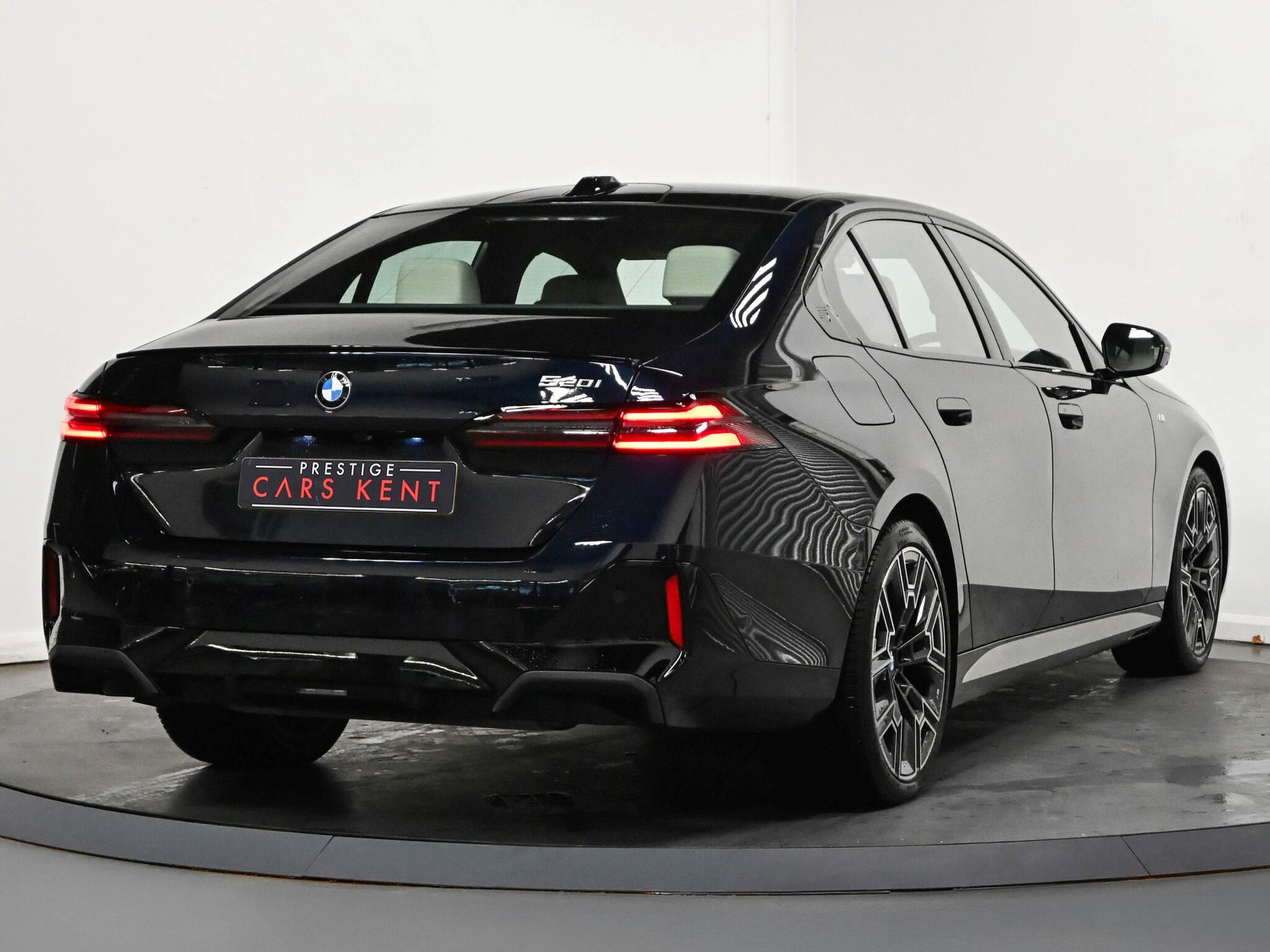 BMW 5 Series view 26
