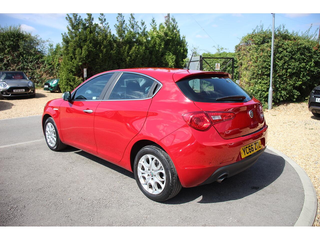 Alfa Romeo Giulietta view 9