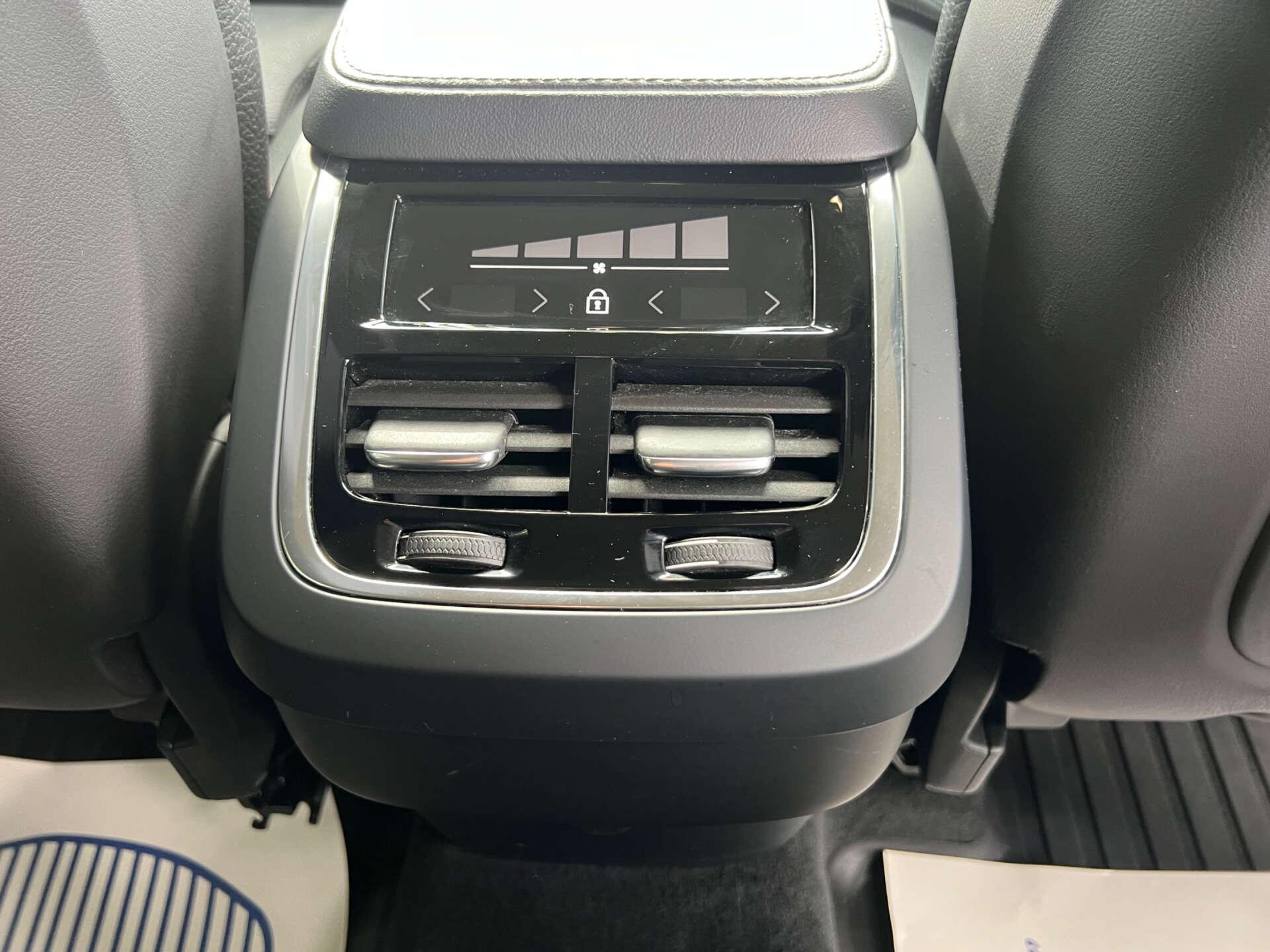 Volvo XC90 view 28