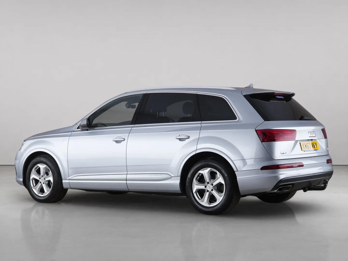 Audi Q7 view 8
