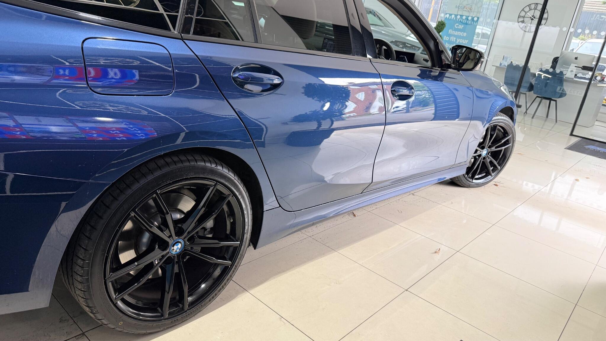 BMW 3 Series view 27
