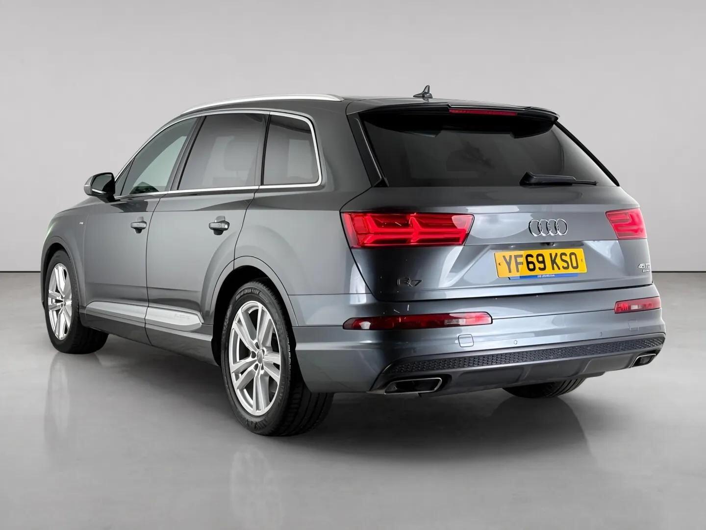 Audi Q7 view 5