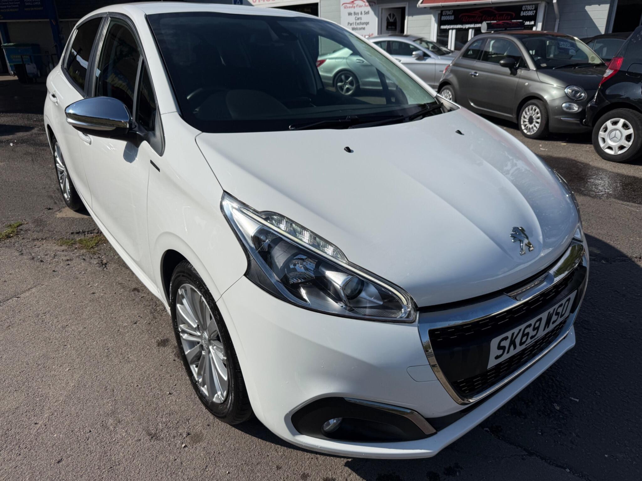 Peugeot 208 view 5