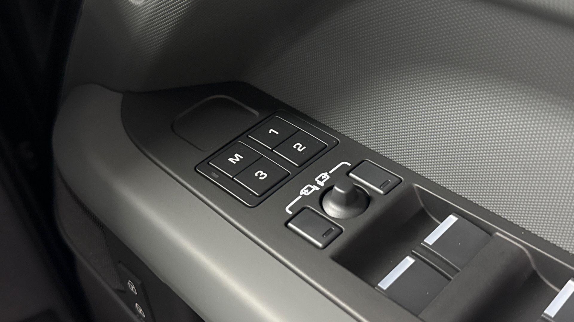 Land Rover Defender view 25