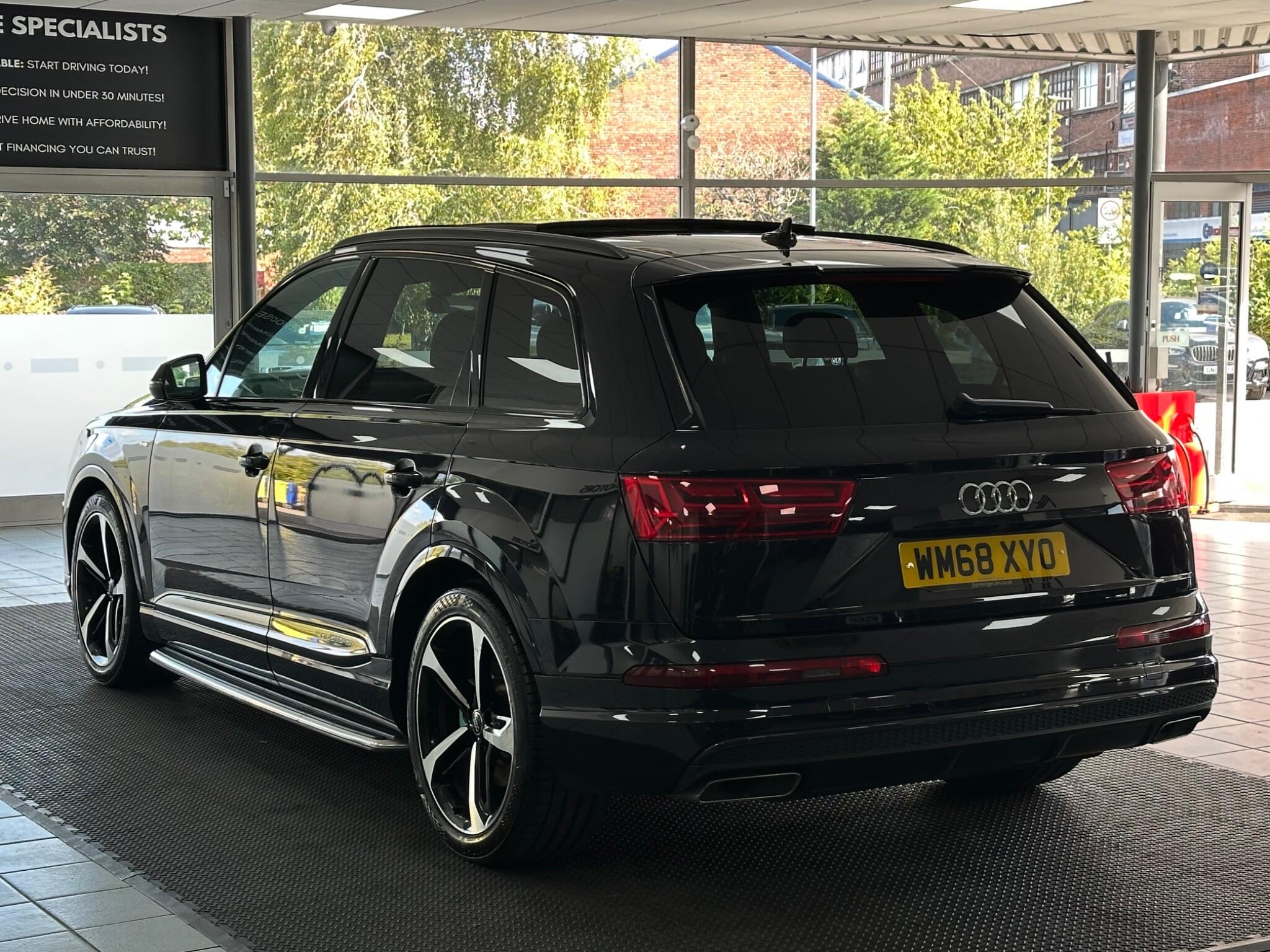 Audi Q7 view 9
