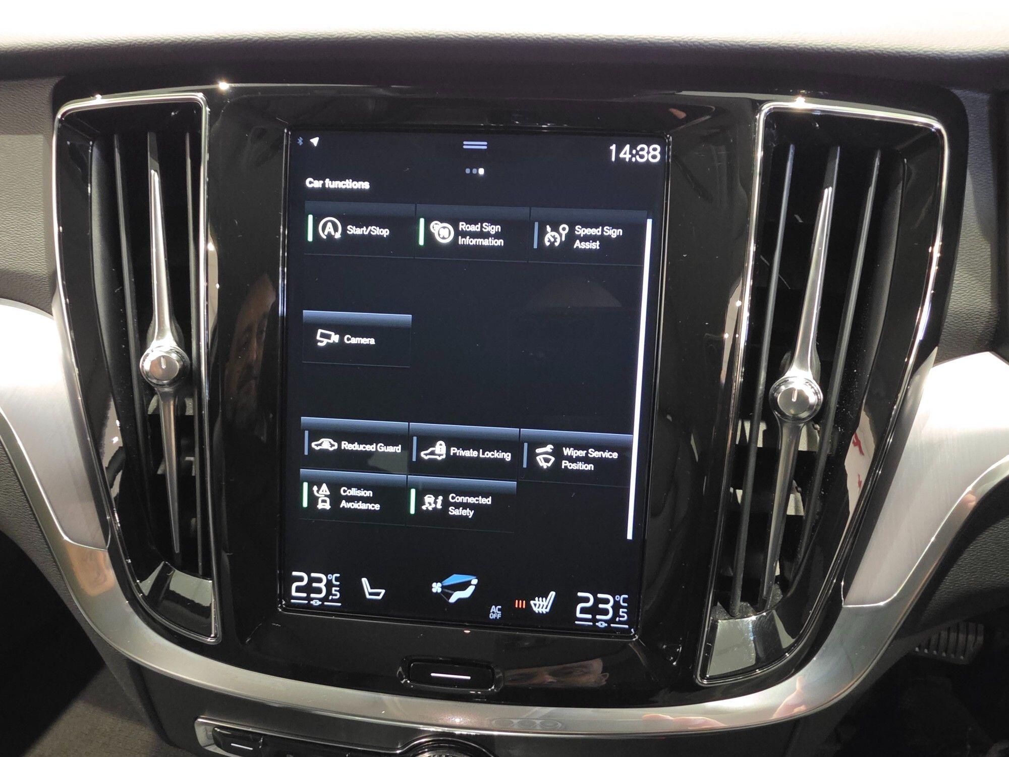 Volvo V60 Cross Country view 34