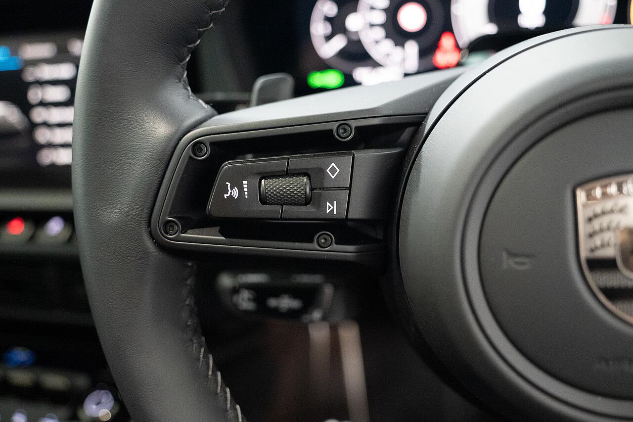 Porsche 911 view 7