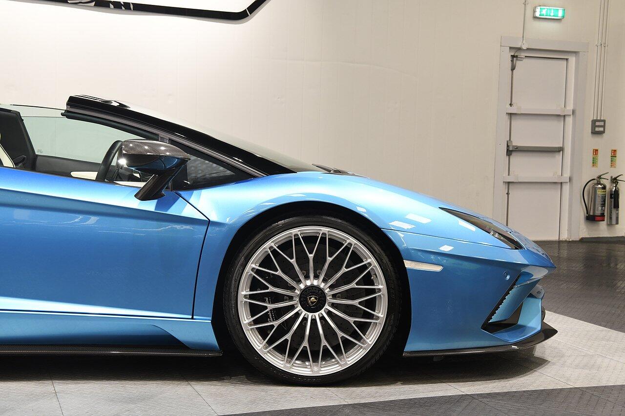 Lamborghini Aventador view 40