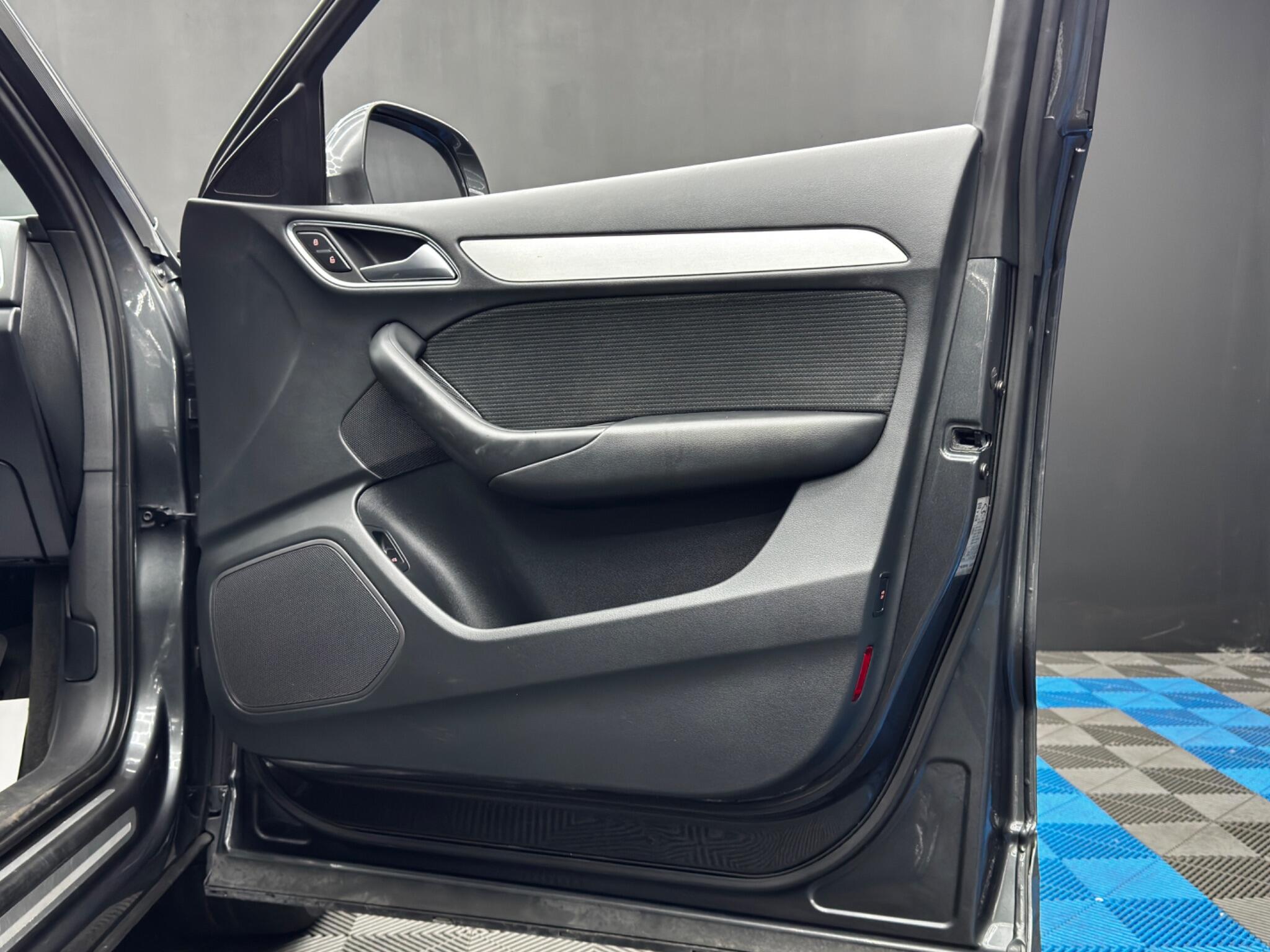 Audi Q3 view 41