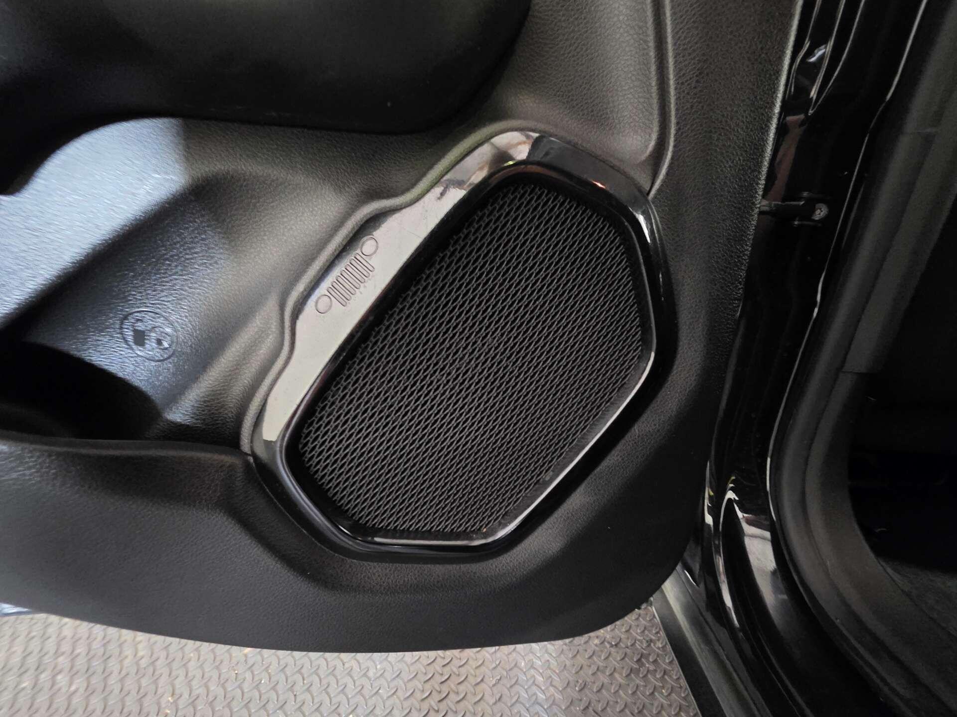 Jeep Renegade view 39