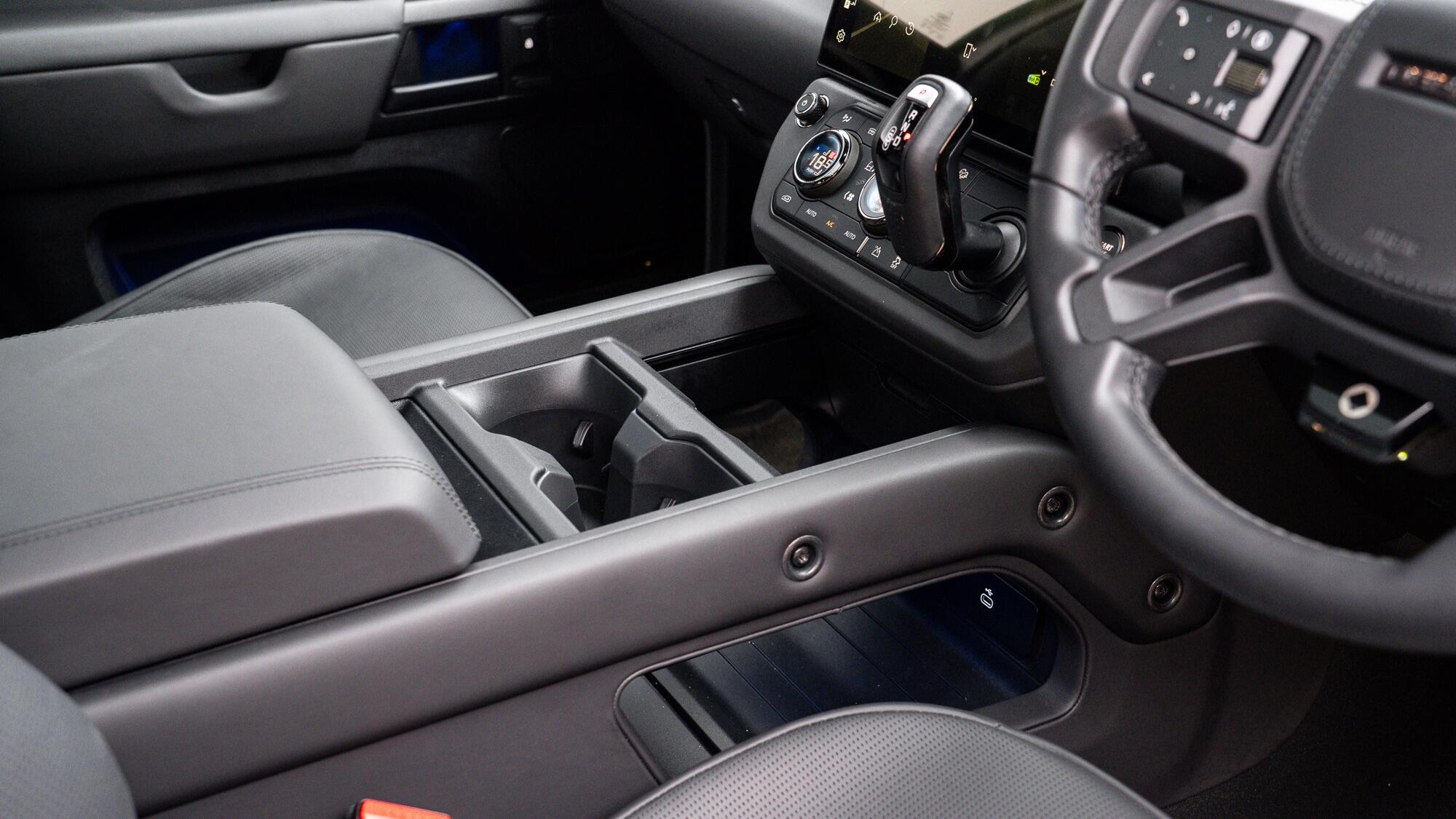 Land Rover Defender 110 view 44