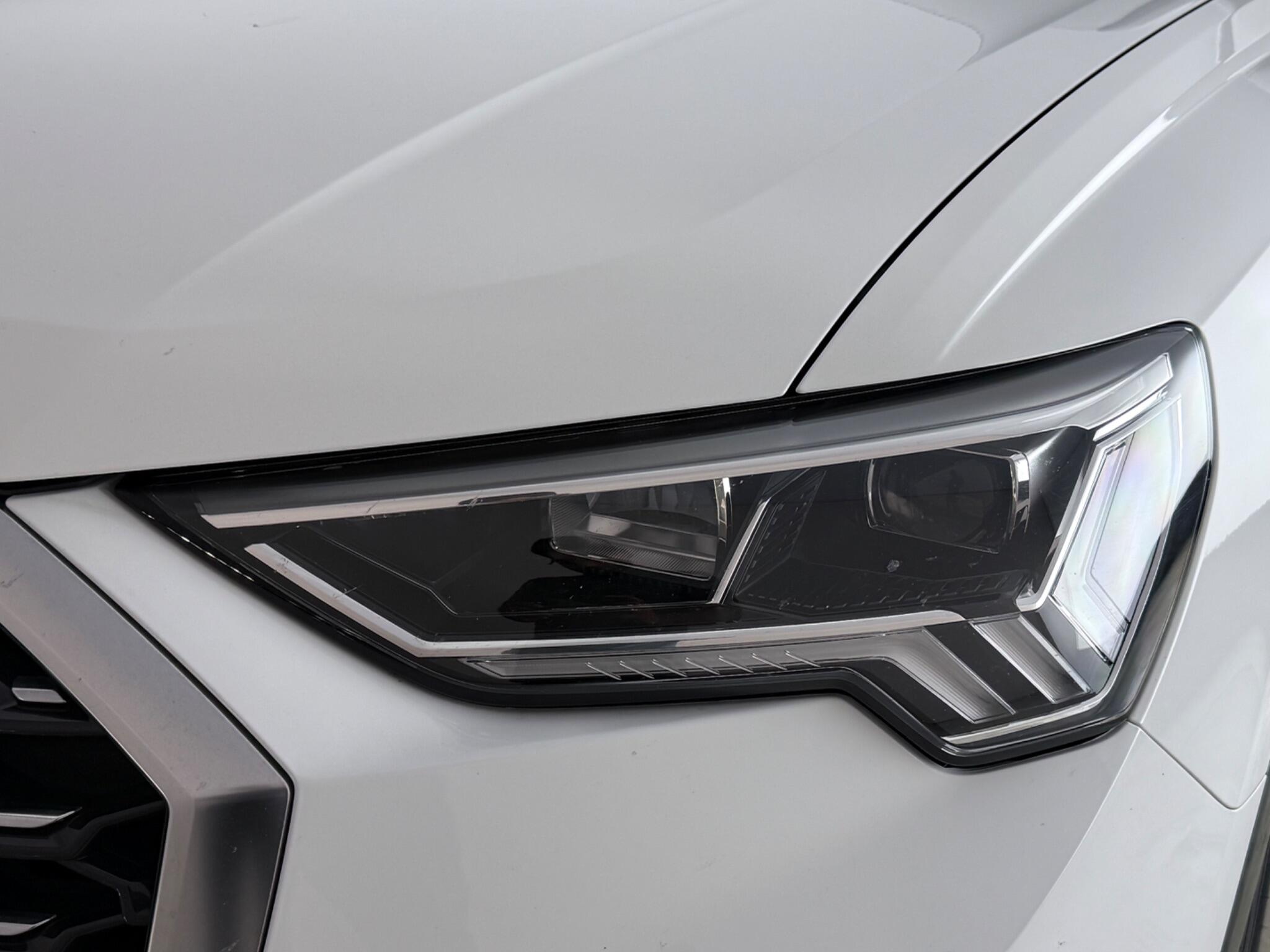 Audi Q3 view 12