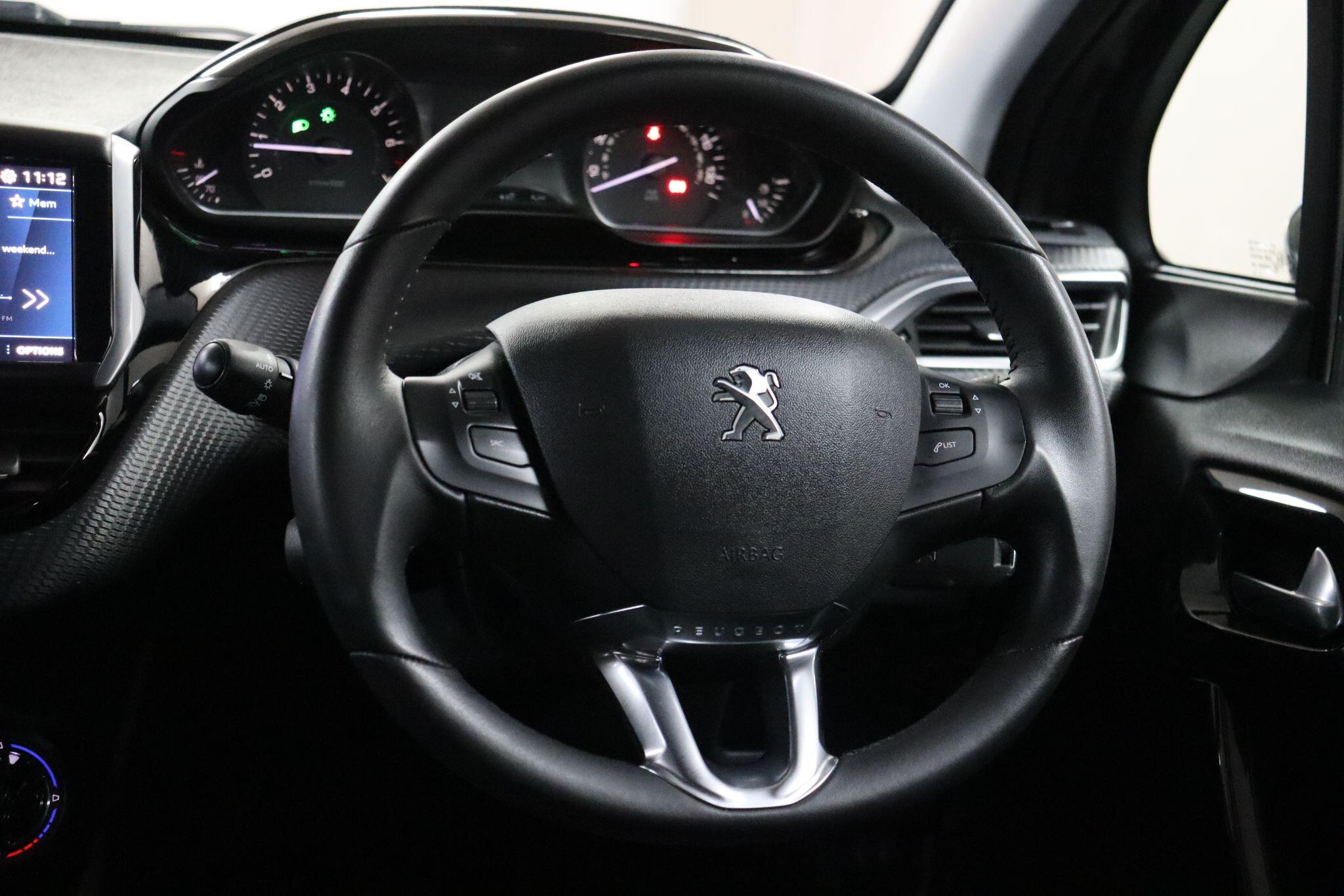 Peugeot 208 view 45