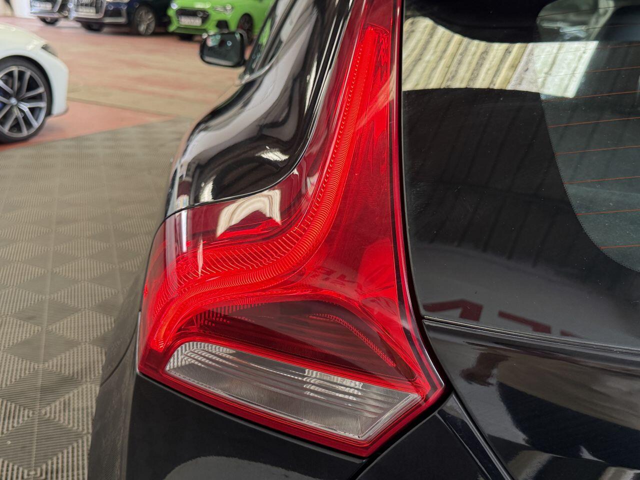 Volvo V40 view 22