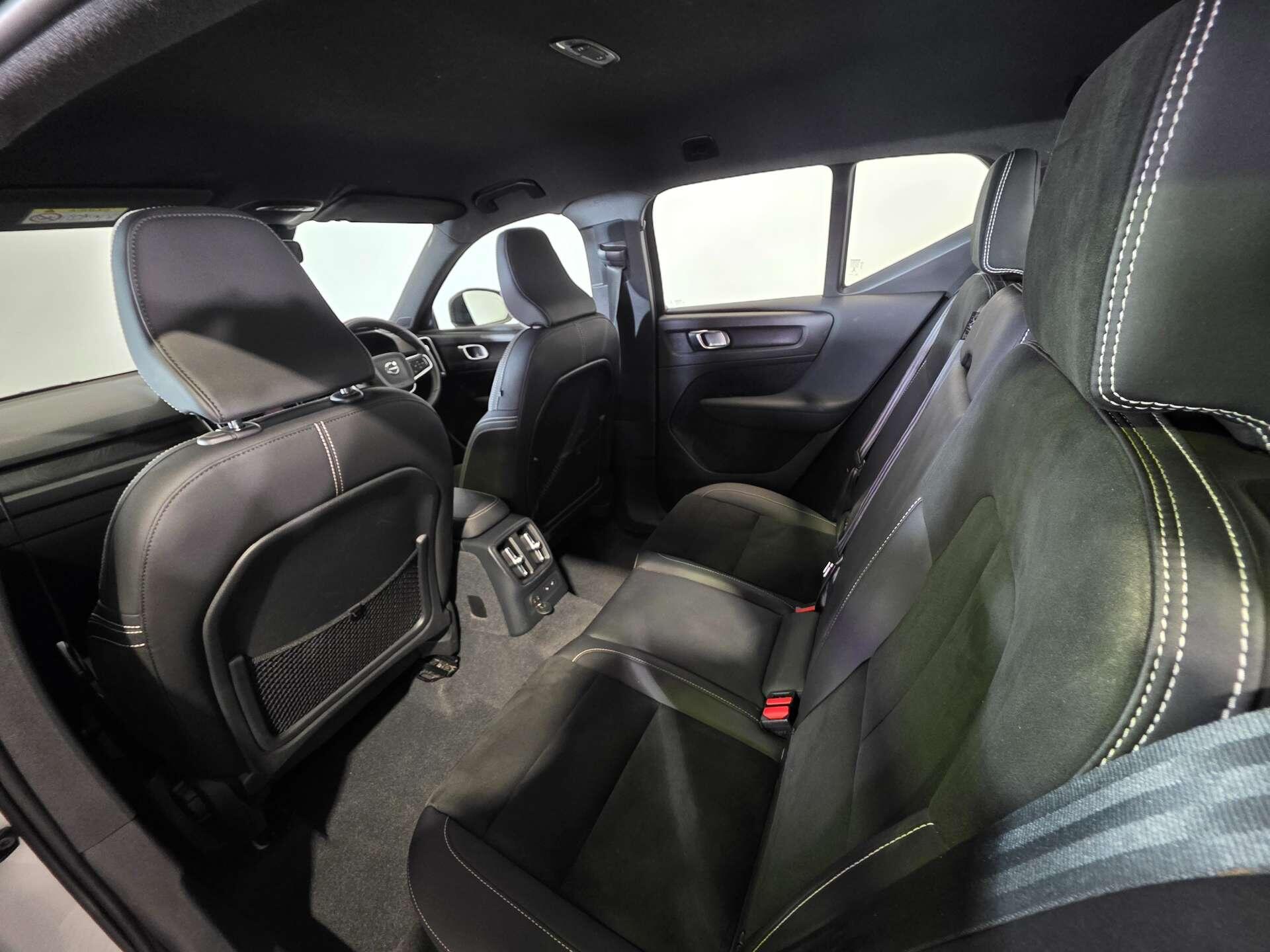 Volvo XC40 view 45